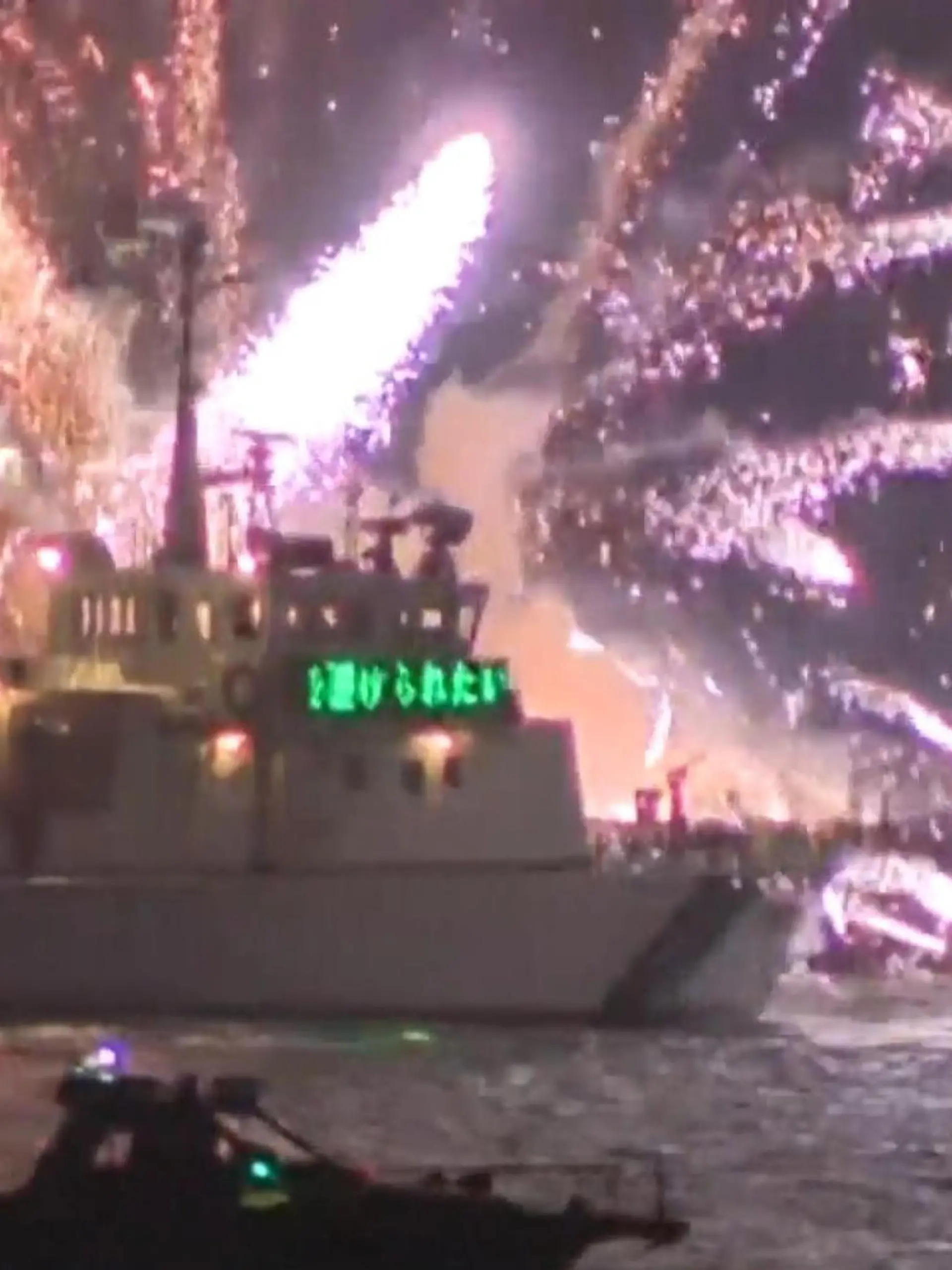 Bild zu: "Schock bei Feuerwerk! Plötzlich brennen zwei Schiffe lichterloh "