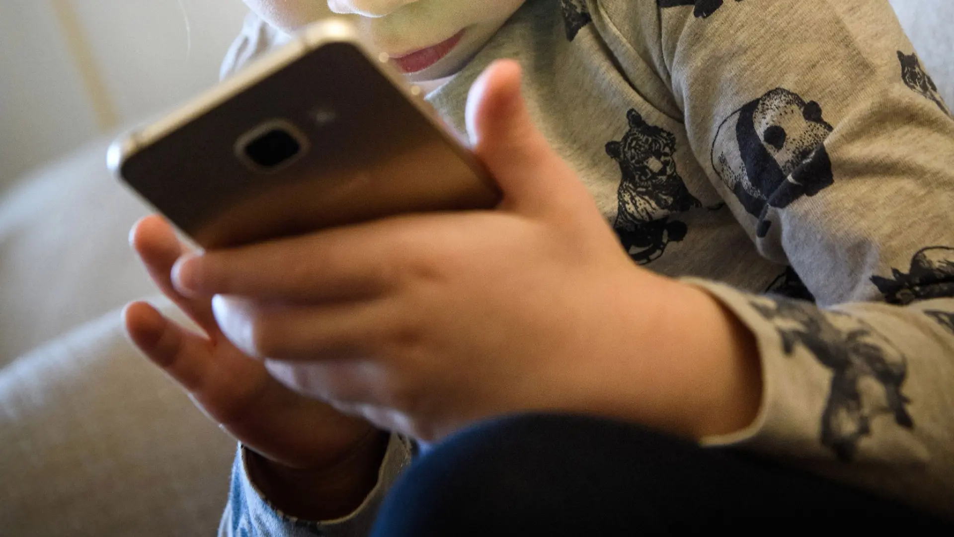 Ab neun Jahren haben die meisten Kinder in Deutschland ein eigenes Smartphone. (Symbolbild)