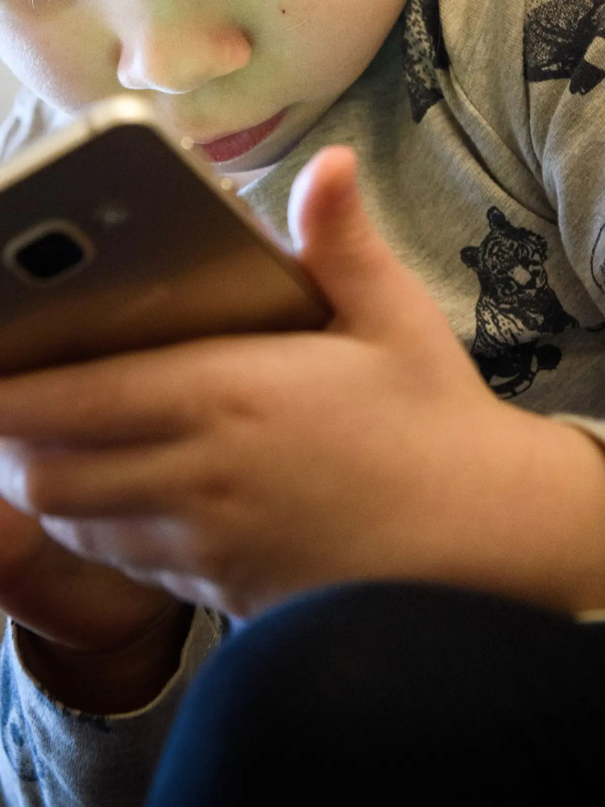 Bild zu: "Reize im Sekundentakt! Scrollen Kinder sich um den Verstand?"