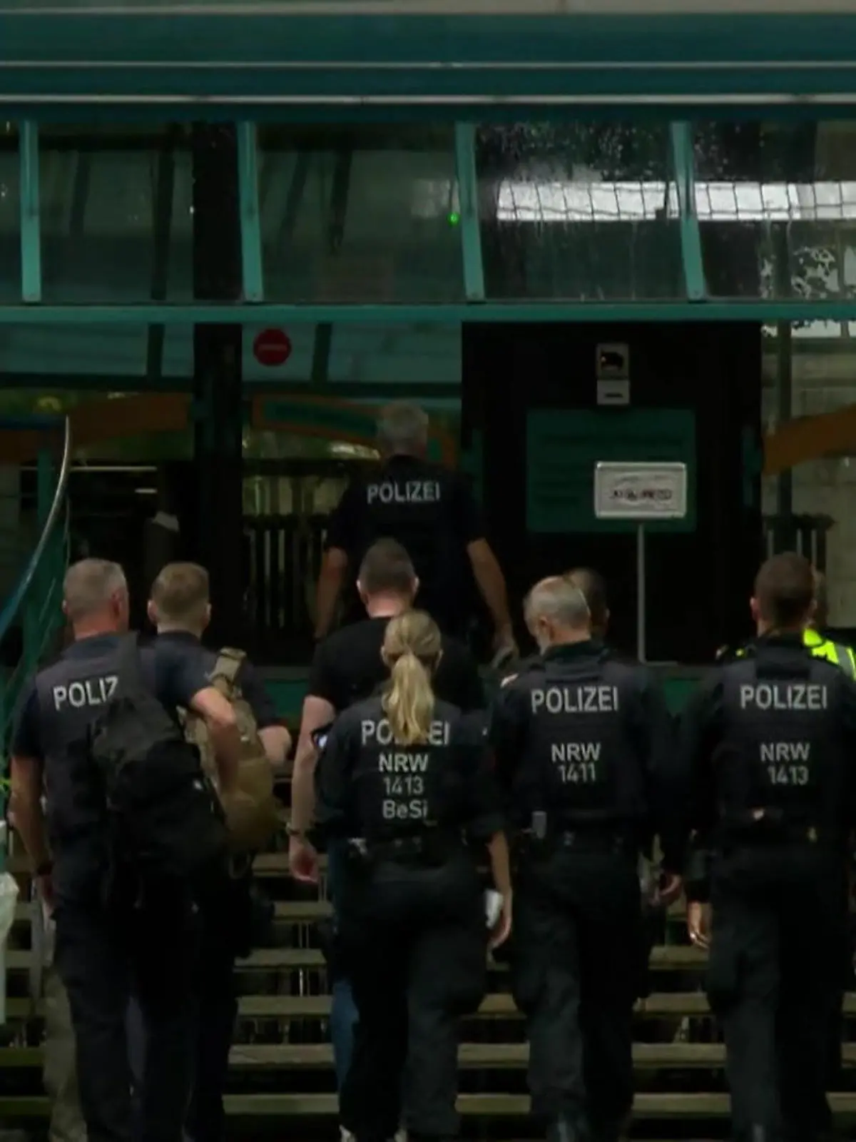Bild zu: "Prozessbeginn: Schwester und Bruder des Toten vor Gericht"
