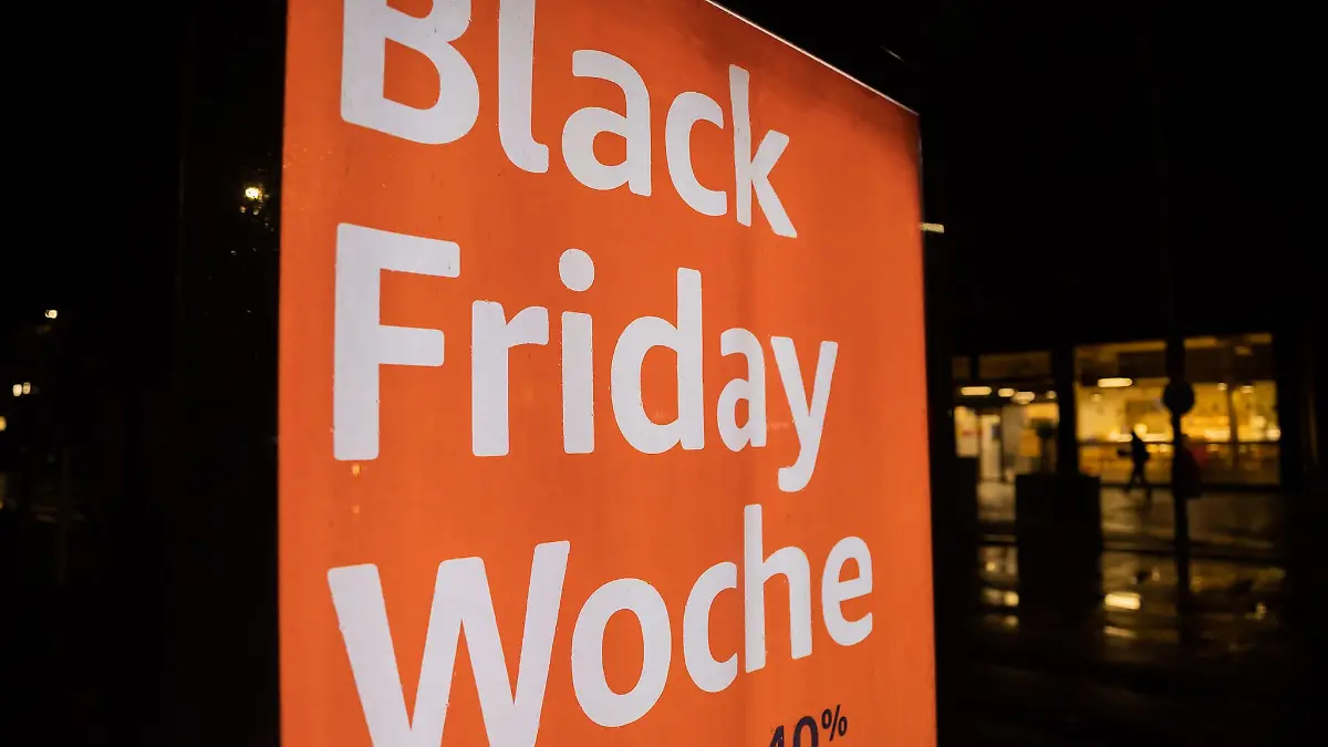 Black-Friday-Werbung in einem Schaufenster