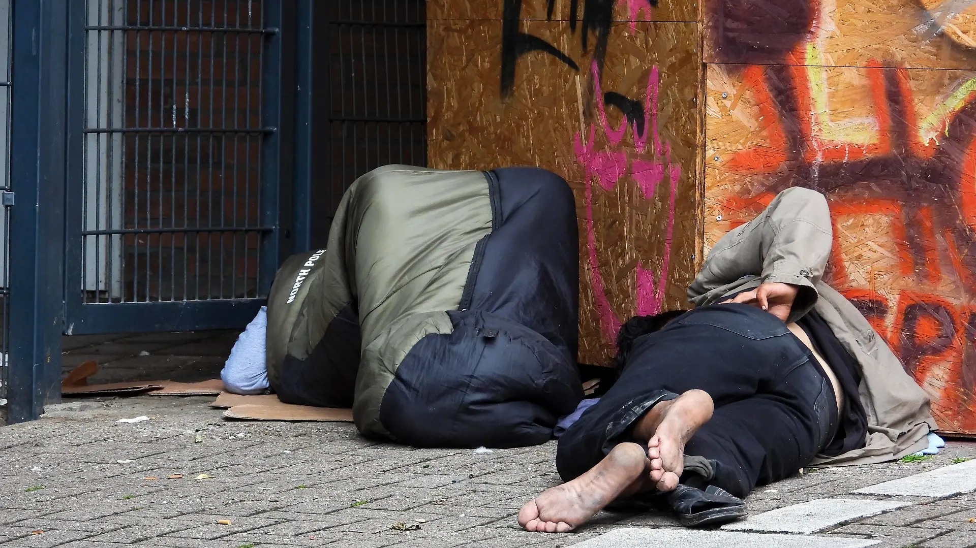 cntv Obdachlose liegen auf der Strasse und im Eingangsbereich , Verkommt das Hamburger Muenzviertel aufgrund von Obdachlosen Drogenanbhaengigen zur Verelendung Anwohner fuehlen sich von der Stadt allein gelassen Verlagert sich ein Teil der Drogenzene vom Drob Inn zum Muenzviertel im Stadtteil St.Georg und Hammerbrook Hamburg 14.Juli 2025