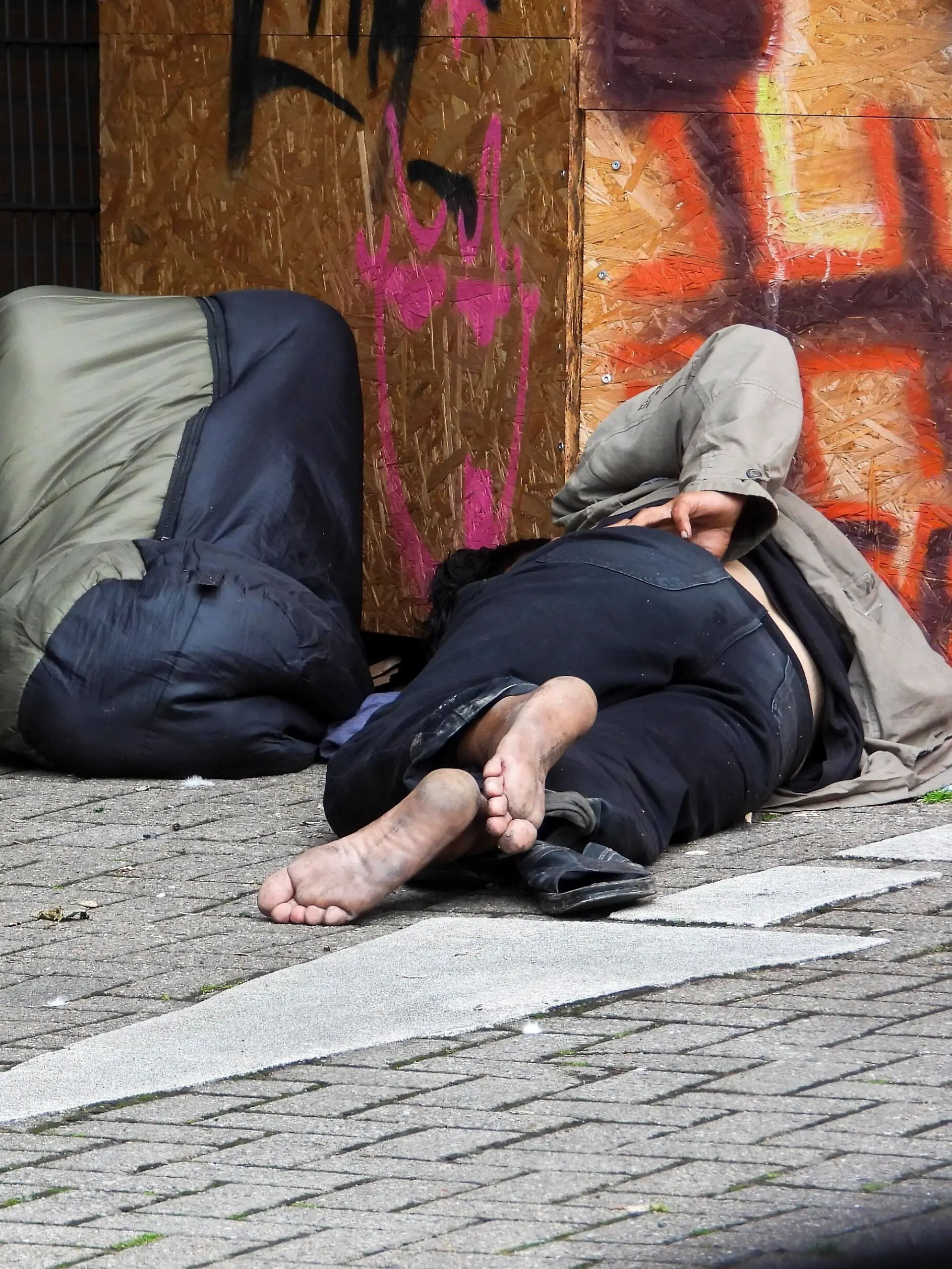 cntv Obdachlose liegen auf der Strasse und im Eingangsbereich , Verkommt das Hamburger Muenzviertel aufgrund von Obdachlosen Drogenanbhaengigen zur Verelendung Anwohner fuehlen sich von der Stadt allein gelassen Verlagert sich ein Teil der Drogenzene vom Drob Inn zum Muenzviertel im Stadtteil St.Georg und Hammerbrook Hamburg 14.Juli 2025