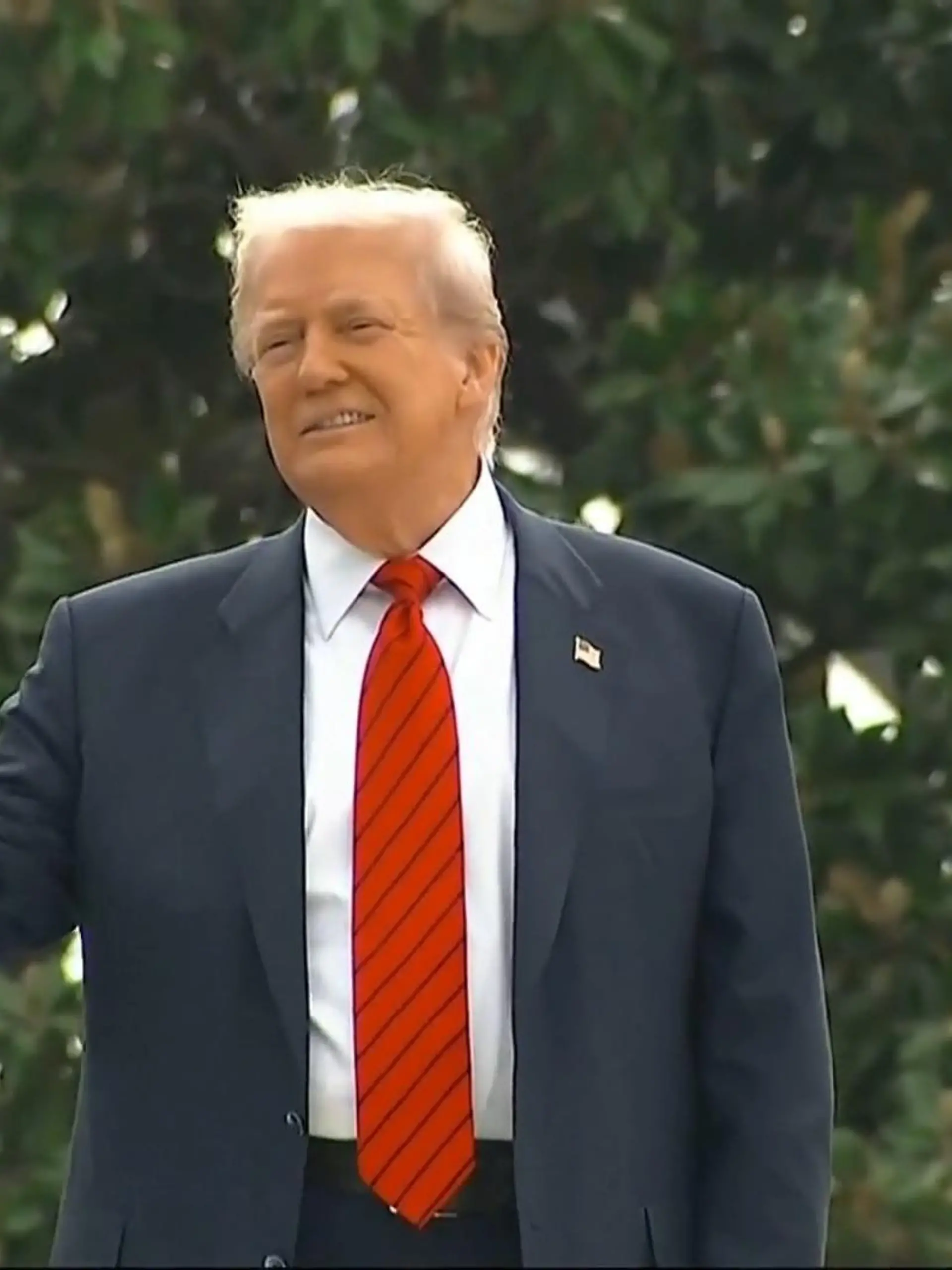 Hebt er jetzt völlig ab?! Donald Trump spaziert auf dem Dach vom Weißen Haus