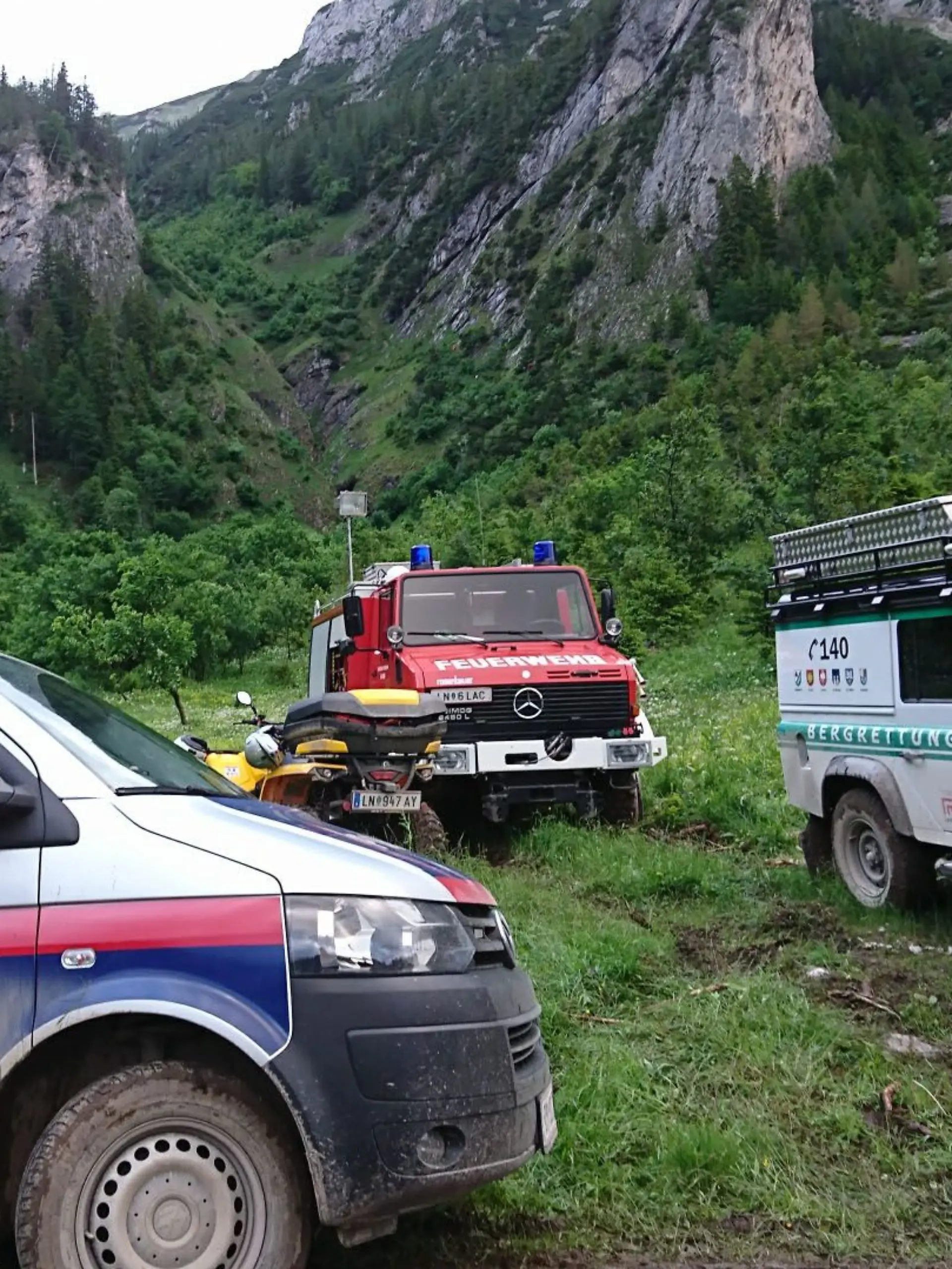 ARCHIV - 03.06.2017, Österreich, Trofaiach: Einsatzfahrzeuge von Polizei, Feuerwehr und Bergrettung stehen am 04.06.2017 bei Trofaiach, Steiermark (Österreich).  (zu dpa: «Hamburgerin verletzt sich schwer bei Kletterkurs in Tirol») Foto: Roland Theny/Filmteam-Austria/dpa +++ dpa-Bildfunk +++