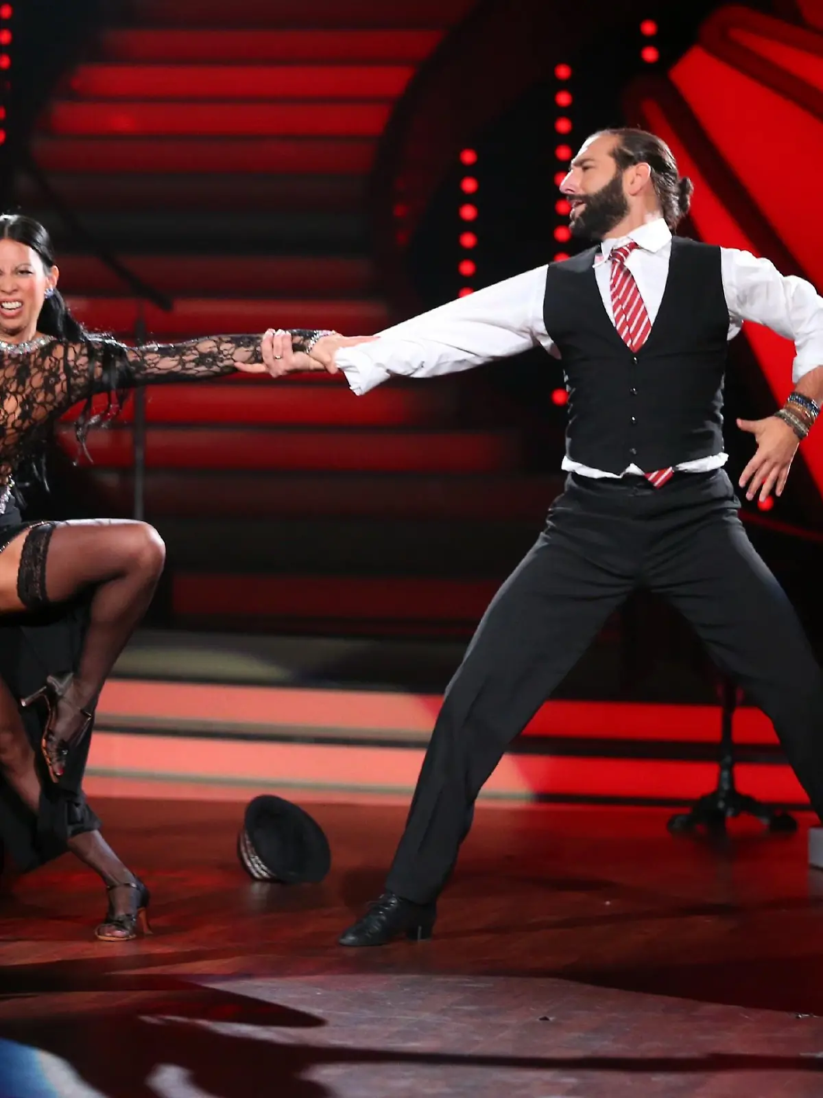 Minh-Khai Phan-Thi und Massimo Sinató.     Verwendung der Bilder für Online-Medien ausschließlich mit folgender Verlinkung: 'Alle Infos zu 'Let's Dance' im Special bei RTL.de: http://www.rtl.de/cms/sendungen/show/lets-dance.html