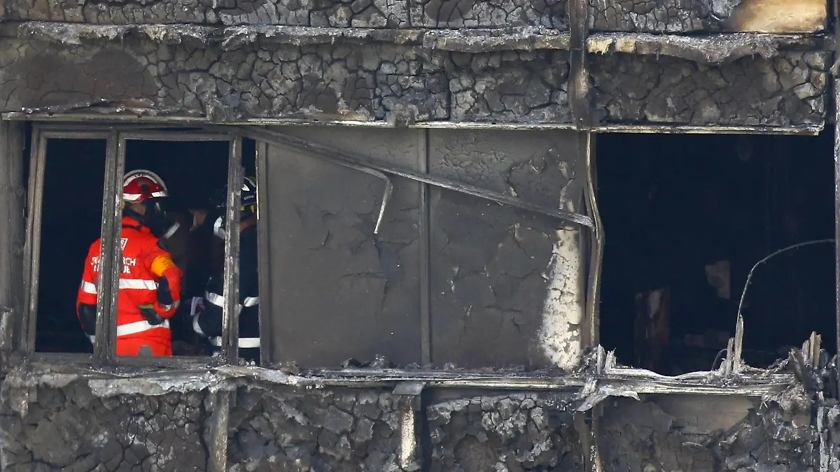 Bilder des Tages Fire service personnel survey the damage inside Grenfell Tower in west London after a fire engulfed the 24-storey building on Wednesday morning. Tower block fire in London PUBLICATIONxINxGERxSUIxAUTxONLY Copyright: xRickxFindlerx 31714854

Images the Day Fire Service Personnel Survey The Damage Inside Grenfell Tower in WEST London After a Fire engulfed The 24 storey Building ON Wednesday Morning Tower Block Fire in London PUBLICATIONxINxGERxSUIxAUTxONLY Copyright xRickxFindlerx 31714854  