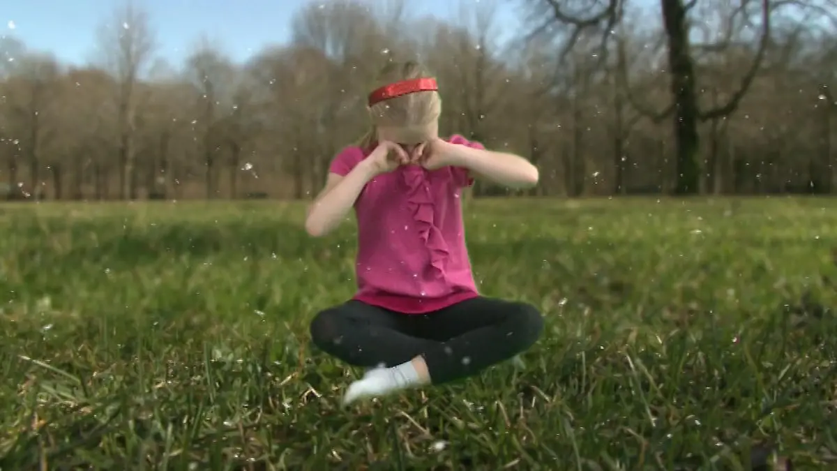 Ein Leben ohne Heuschnupfen? Die Hyposensibilisierung macht's möglich. Durch die Grundimmunisierung gewöhnt sich der Körper an das Allergen und reagiert nicht mehr darauf.
Sophie hat diese Immuntherapie gemacht. Sie hat ihr geholfen.