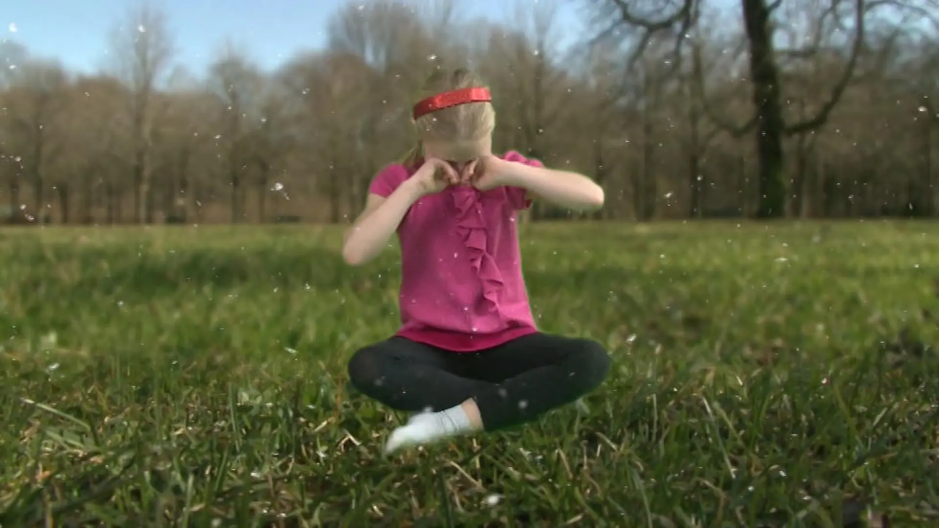 Ein Leben ohne Heuschnupfen? Die Hyposensibilisierung macht's möglich. Durch die Grundimmunisierung gewöhnt sich der Körper an das Allergen und reagiert nicht mehr darauf.
Sophie hat diese Immuntherapie gemacht. Sie hat ihr geholfen.
