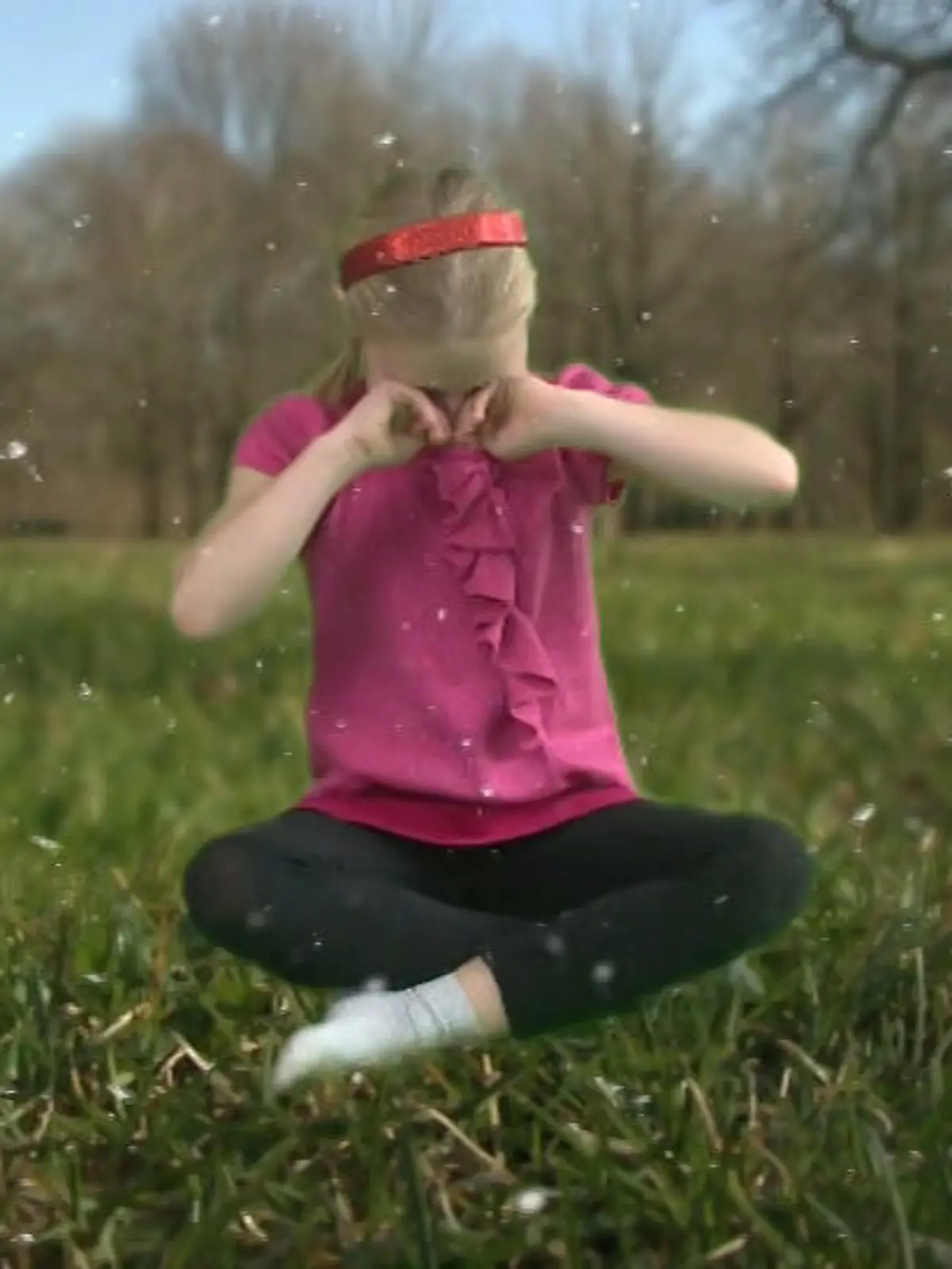 Ein Leben ohne Heuschnupfen? Die Hyposensibilisierung macht's möglich. Durch die Grundimmunisierung gewöhnt sich der Körper an das Allergen und reagiert nicht mehr darauf.
Sophie hat diese Immuntherapie gemacht. Sie hat ihr geholfen.