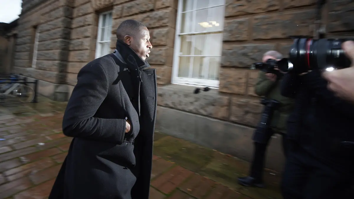 19.12.2022, Großbritannien, Chester: Benjamin Mendy, Fußballspieler von Manchester City, trifft am Chester Crown Court ein, wo er wegen mehrerer Sexualdelikte an einer Reihe junger Frauen angeklagt ist. Foto: Peter Byrne/PA Wire/dpa +++ dpa-Bildfunk +++