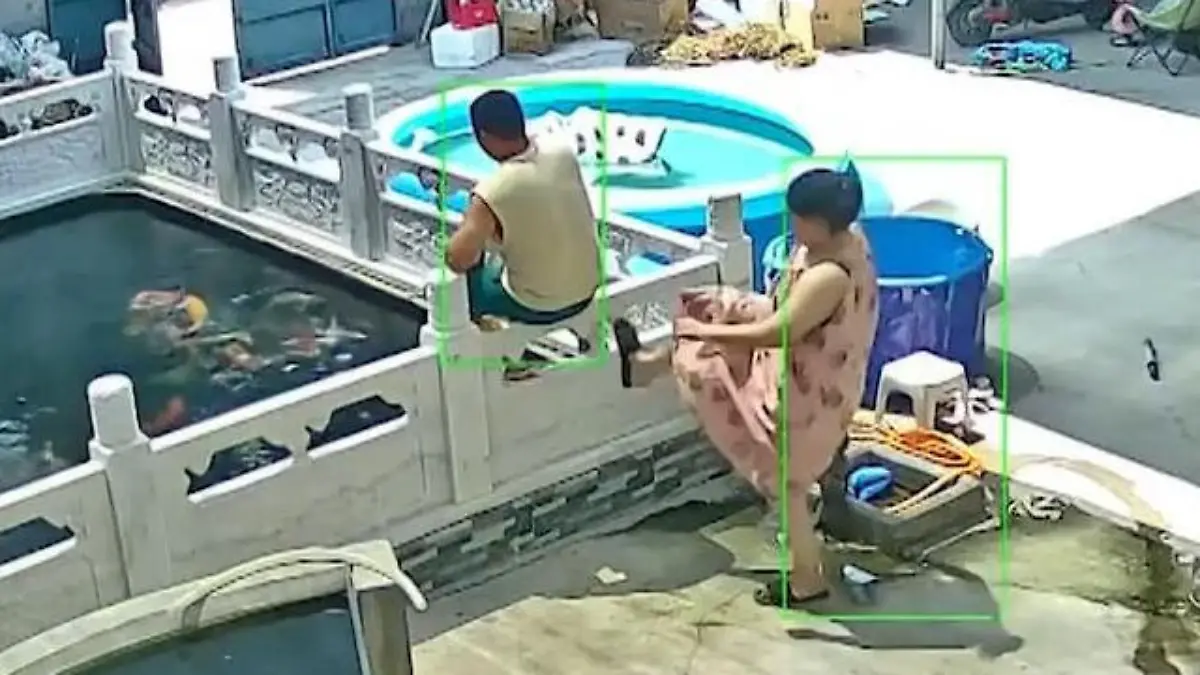 Weil Papa DAS vergisst! Ehefrau kickt ihn in den Fischteich Seine Kois sind ihm wichtiger