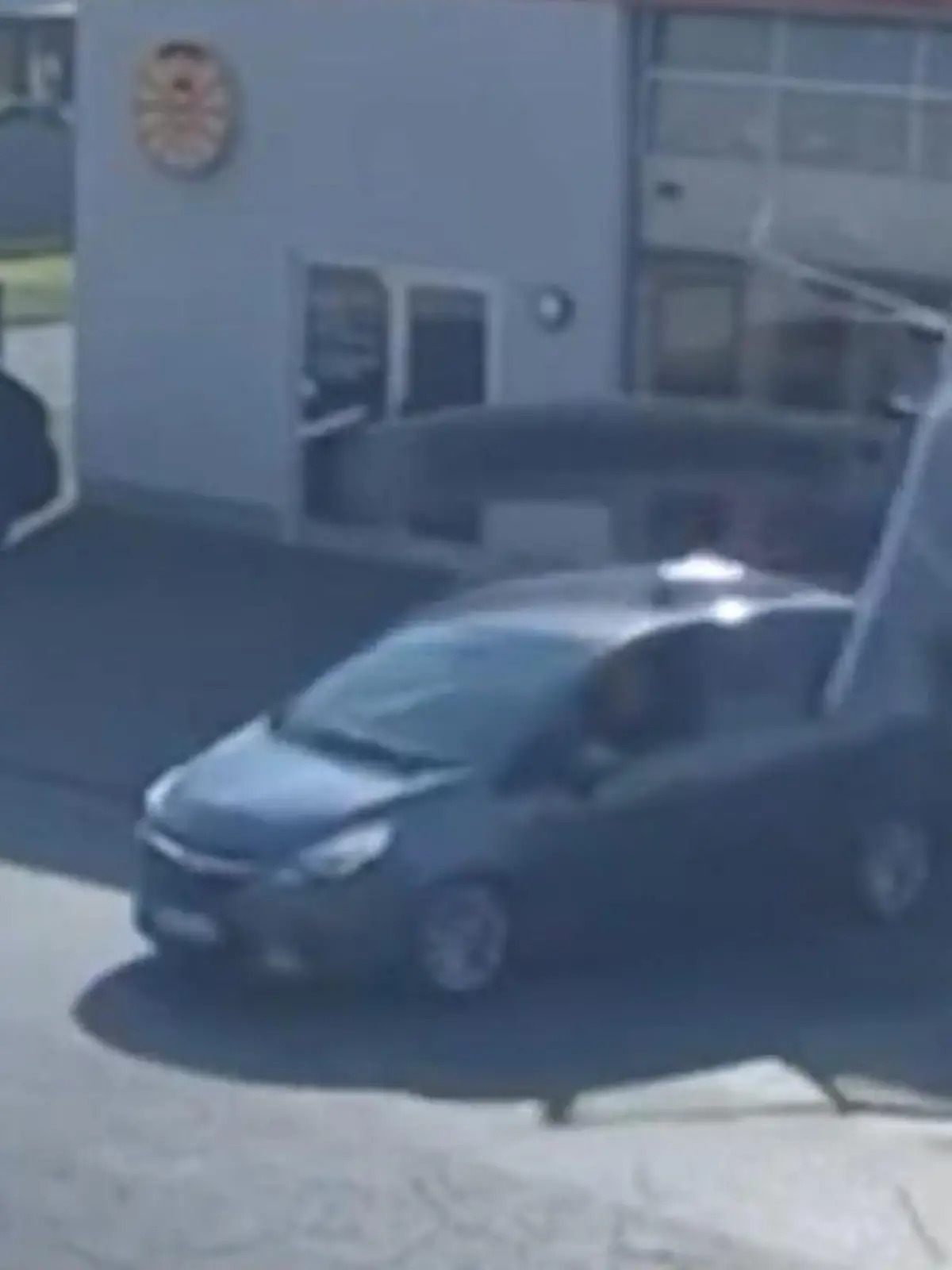 Bild zu: "Durch TÜV gebrettert! Rentner (89) beschädigt zwei Autos bei Chaosfahrt"