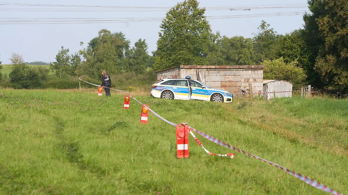 Die Polizei hat ein Gebiet nach dem Fund einer Leiche abgesperrt.