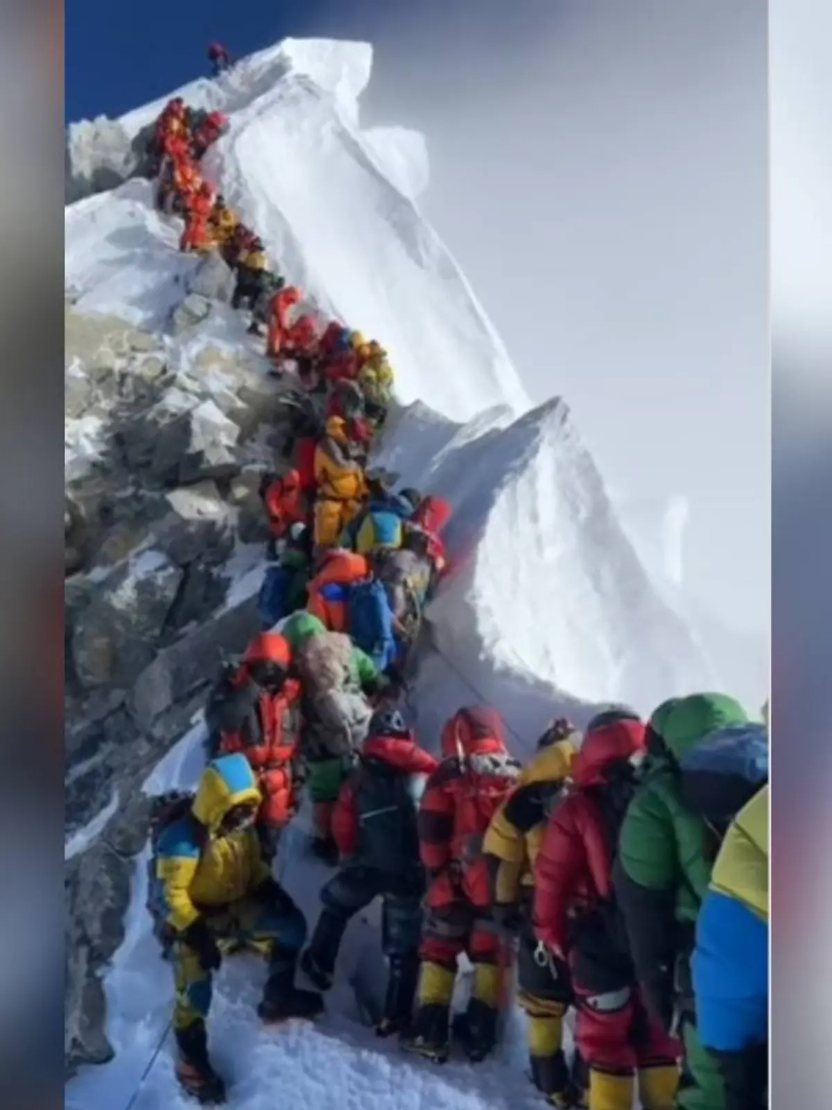Bild zu: "„Wir müssen damit aufhören”: Massen drängen zum Mount Everest!"