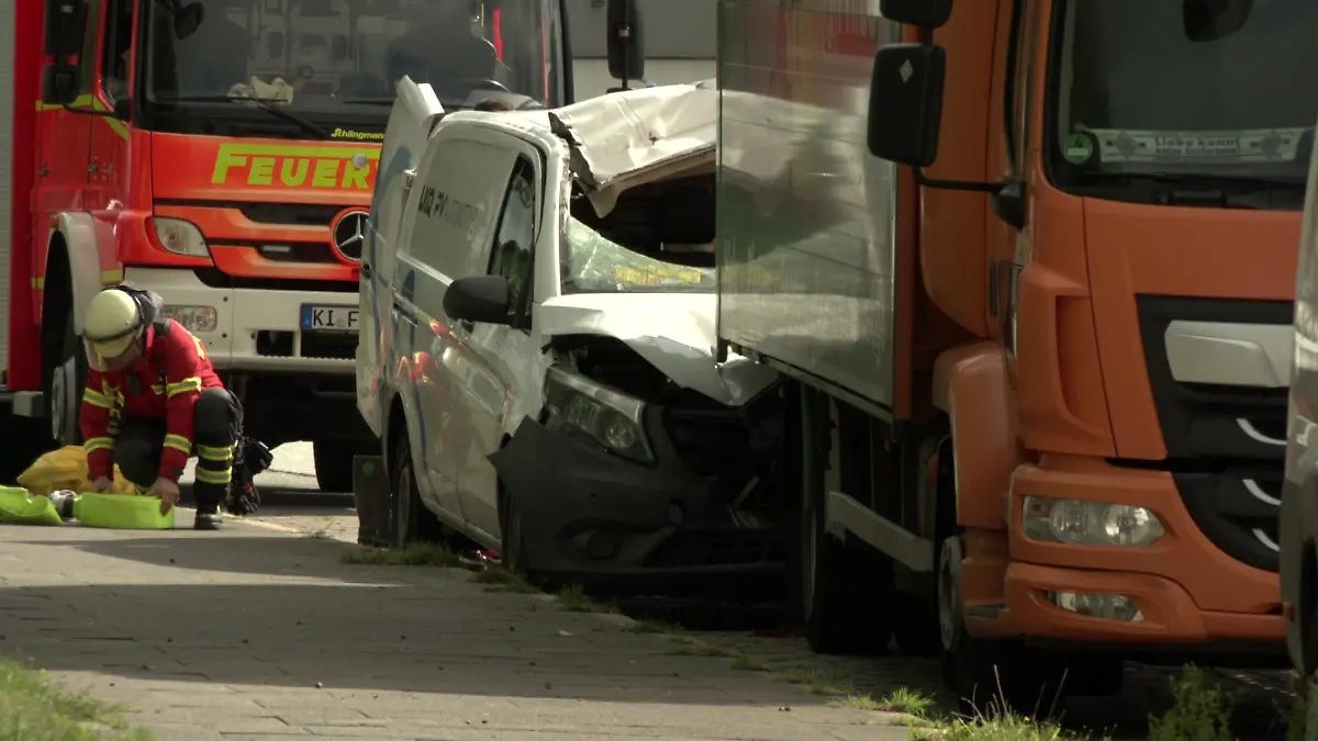 Der 43-jährige Fahrer dieses Kleintransporters kommt bei dem Unfall ums Leben.