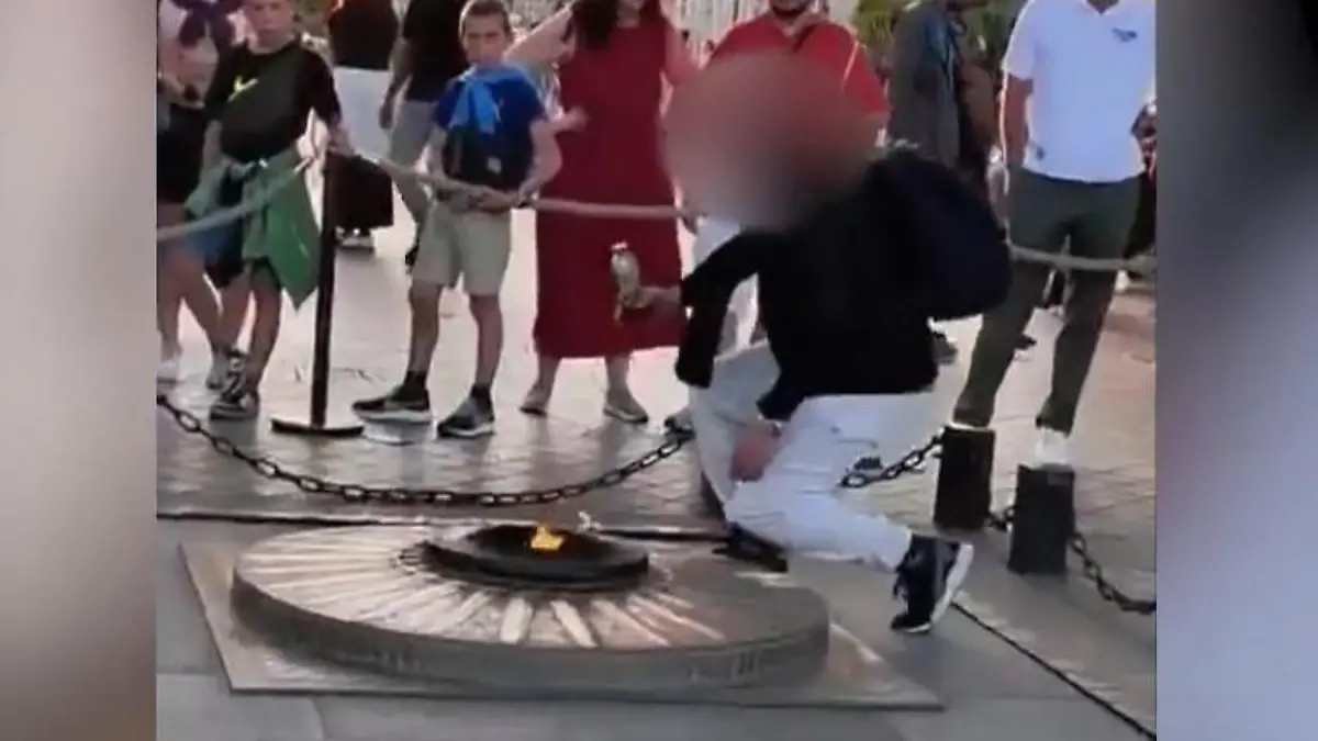 Mit diesem Feuer spielt man nicht! Mann zündet Zigarette an Kriegsdenkmal an Respektlose Aktion in Paris