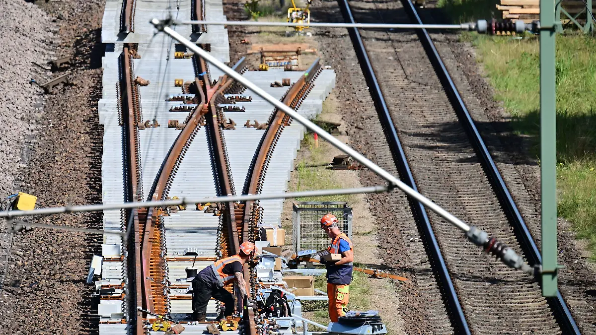 Bei der Generalsanierung zwischen Hamburg und Berlin wird schon an neuen Weichen gearbeitet. Teils wurden sie vor Beginn der Sperrung vormontiert.
