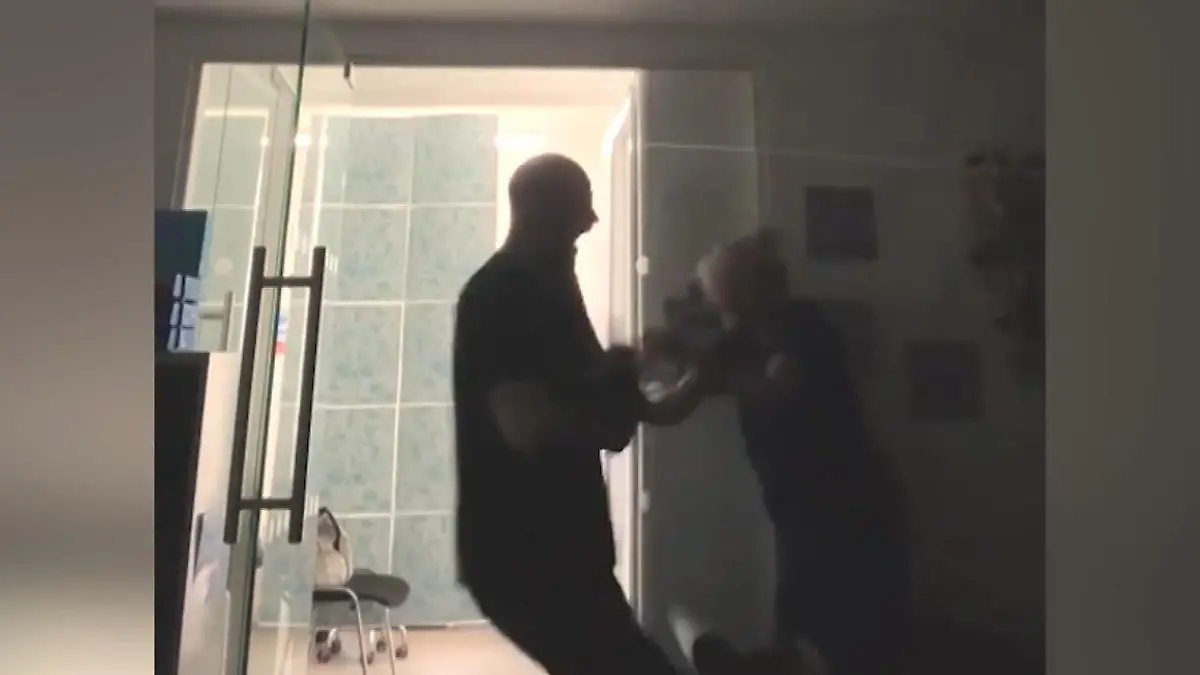 Knochenbrecher-Kollegin! Krankenschwester muss nach ihrem Streich Mitarbeiter verarzten  Erst das Vergnügen, dann die Arbeit!