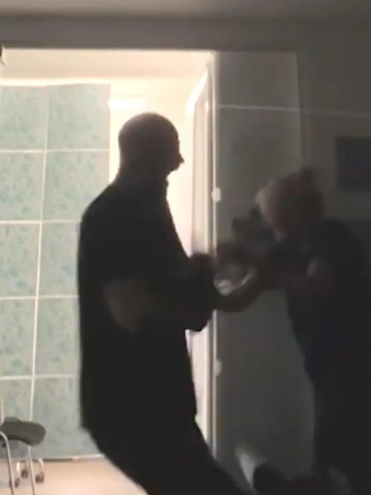 Knochenbrecher-Kollegin! Krankenschwester muss nach ihrem Streich Mitarbeiter verarzten 