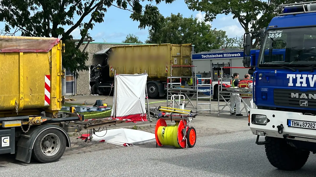 Der gelbe Sattelzug kommt bei dem Unfall von der Fahrbahn ab und prallt gegen eine Hauswand.