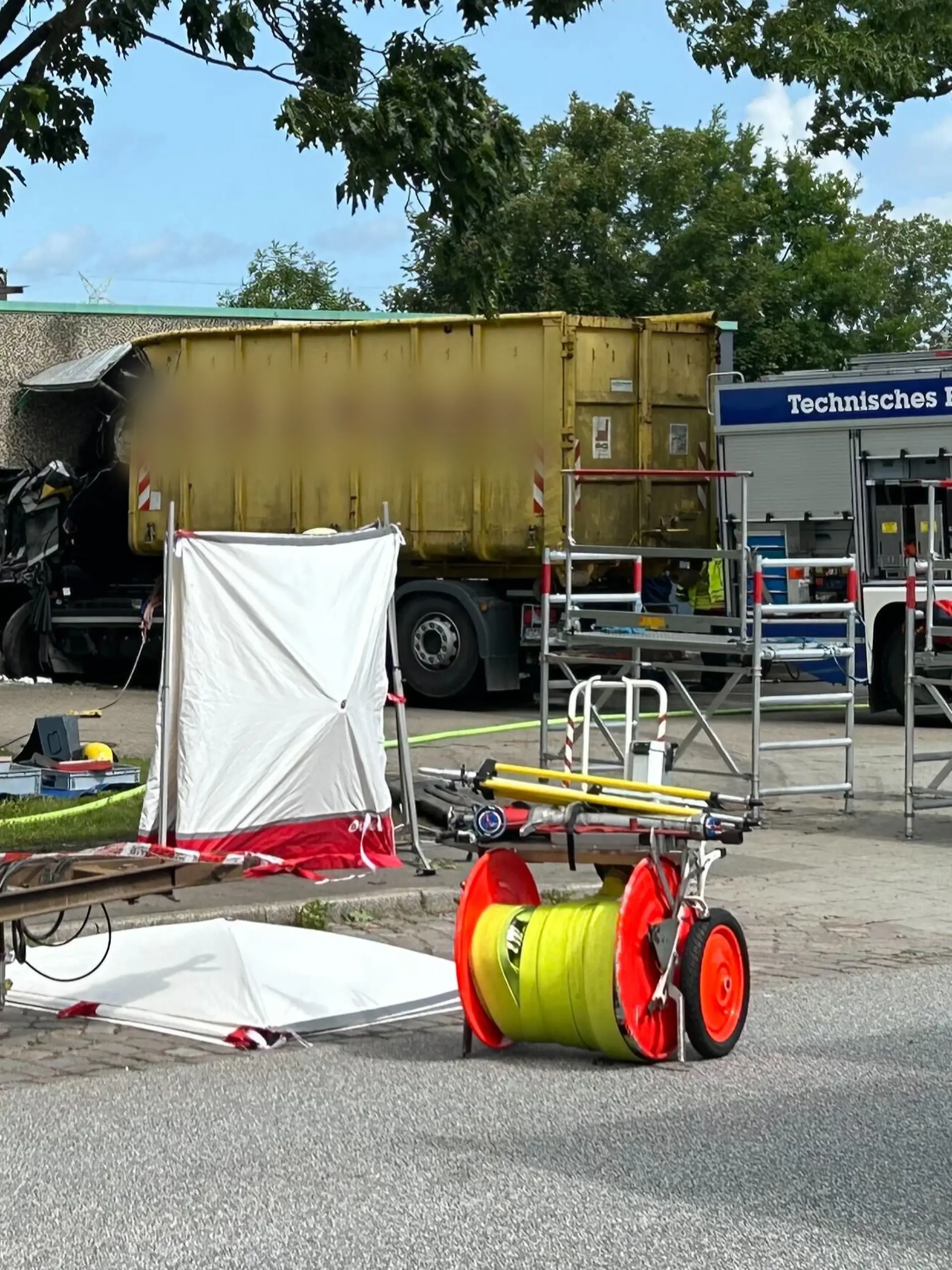 Der gelbe Sattelzug kommt bei dem Unfall von der Fahrbahn ab und prallt gegen eine Hauswand.