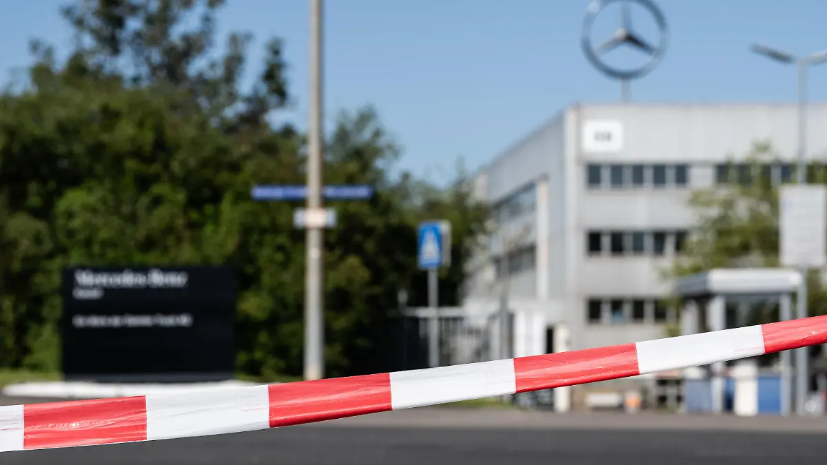 11.08.2023, Hessen, Kassel: Absperrband hängt am Eingang zum Firmengelände. In Kassel hat am Freitagmorgen die Evakuierung des Sperrkreises rund um eine amerikanische Bombe aus dem Zweiten Weltkrieg begonnen. «Nach erfolgter Evakuierung beginnen die vorbereitenden Arbeiten für die Sprengung durch den Kampfmittelräumdienst. Unter anderem muss die Bombe dazu auch verlagert werden», teilte die Stadt Kassel mit. Der 500 Kilogramm schwere Blindgänger war am Donnerstag bei Bauarbeiten auf dem Gelände des Mercedes-Benz Werkes im Stadtteil Rothenditmold gefunden worden. Foto: Swen Pförtner/dpa +++ dpa-Bildfunk +++