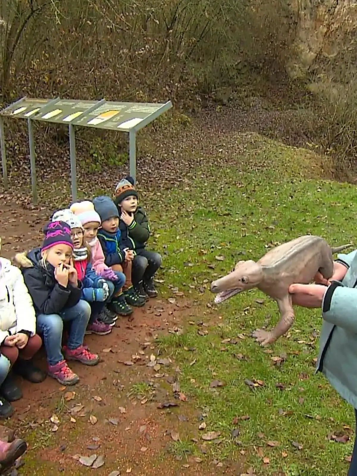 Wer würde sich nicht gerne auf Dino-Suche begeben?! – Für die Kinder der Kita Sonnenschein in Korbach ist das jetzt sogar wahrgeworden. Eine eigene Ausgrabung wird dabei zum Highlight für die Kids. Mehr über die Dino-Exkursionen im Korbacher GeoPark gibt es im Video.