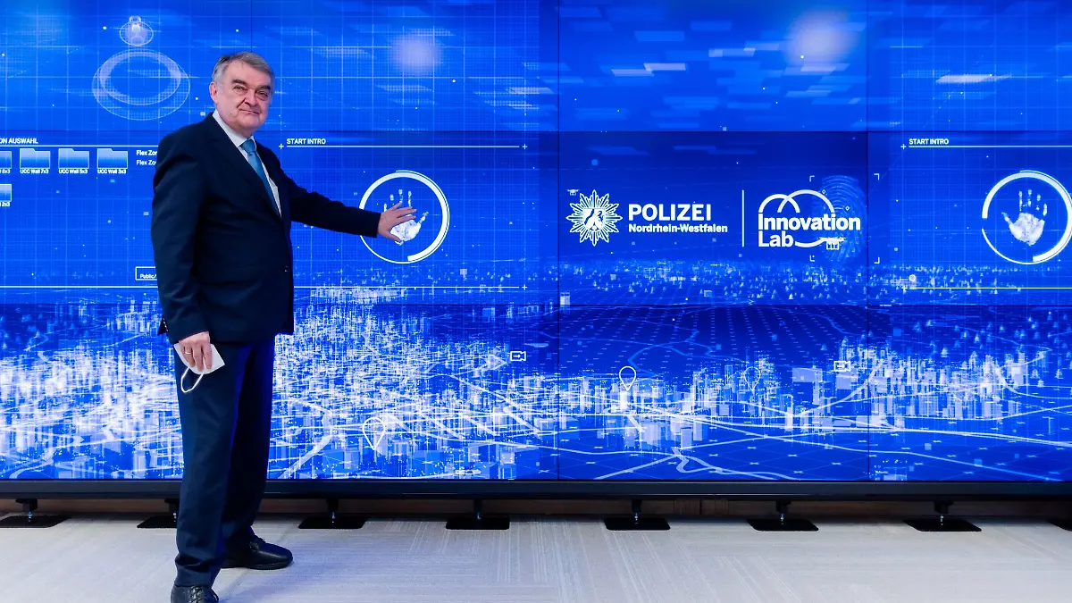 Innenminister Herbert Reul im "Innovation Lab" der Polizei, für die die Kaffeemaschine angeschafft wurde. (Archivfoto)