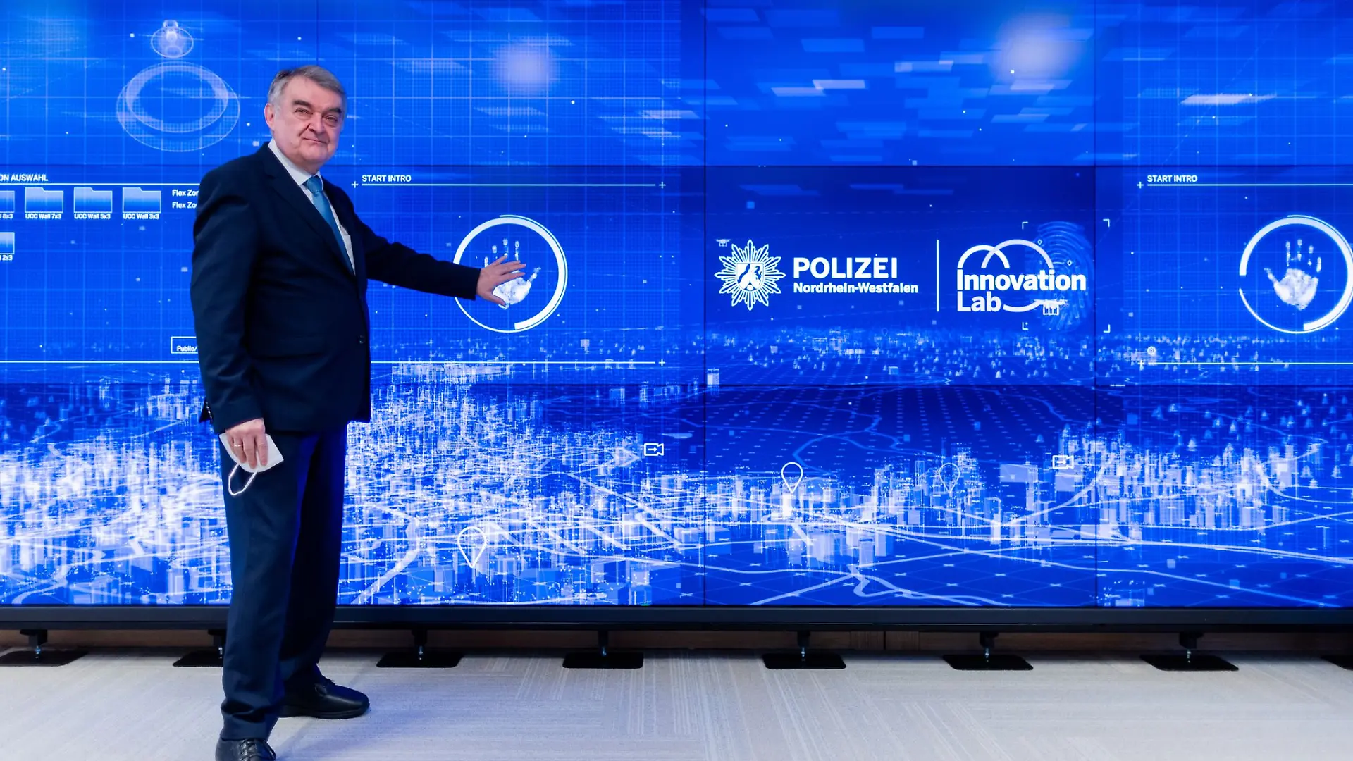 Innenminister Herbert Reul im "Innovation Lab" der Polizei, für die die Kaffeemaschine angeschafft wurde. (Archivfoto)