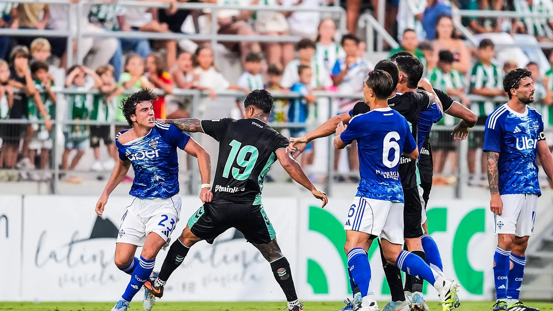 Beim Testspiel Como gegen Betis kam es zu einer wüsten Schlägerei.