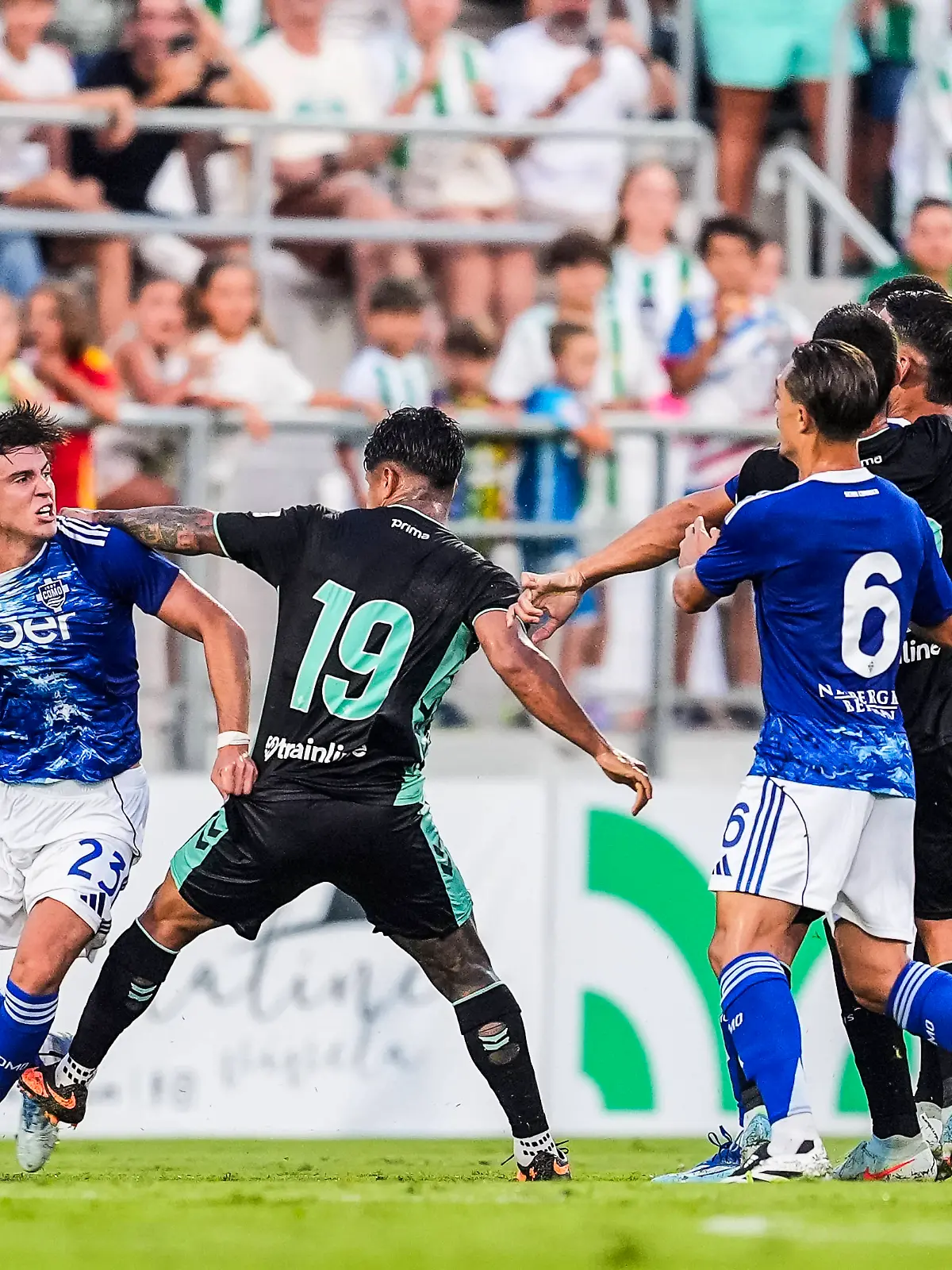 Beim Testspiel Como gegen Betis kam es zu einer wüsten Schlägerei.