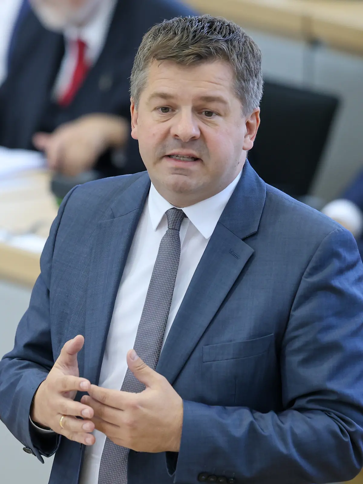 Bild zu: "Haseloff tritt nicht wieder an! Sven Schulze soll AfD-Vormarsch in Sachsen-Anhalt aufhalten "
