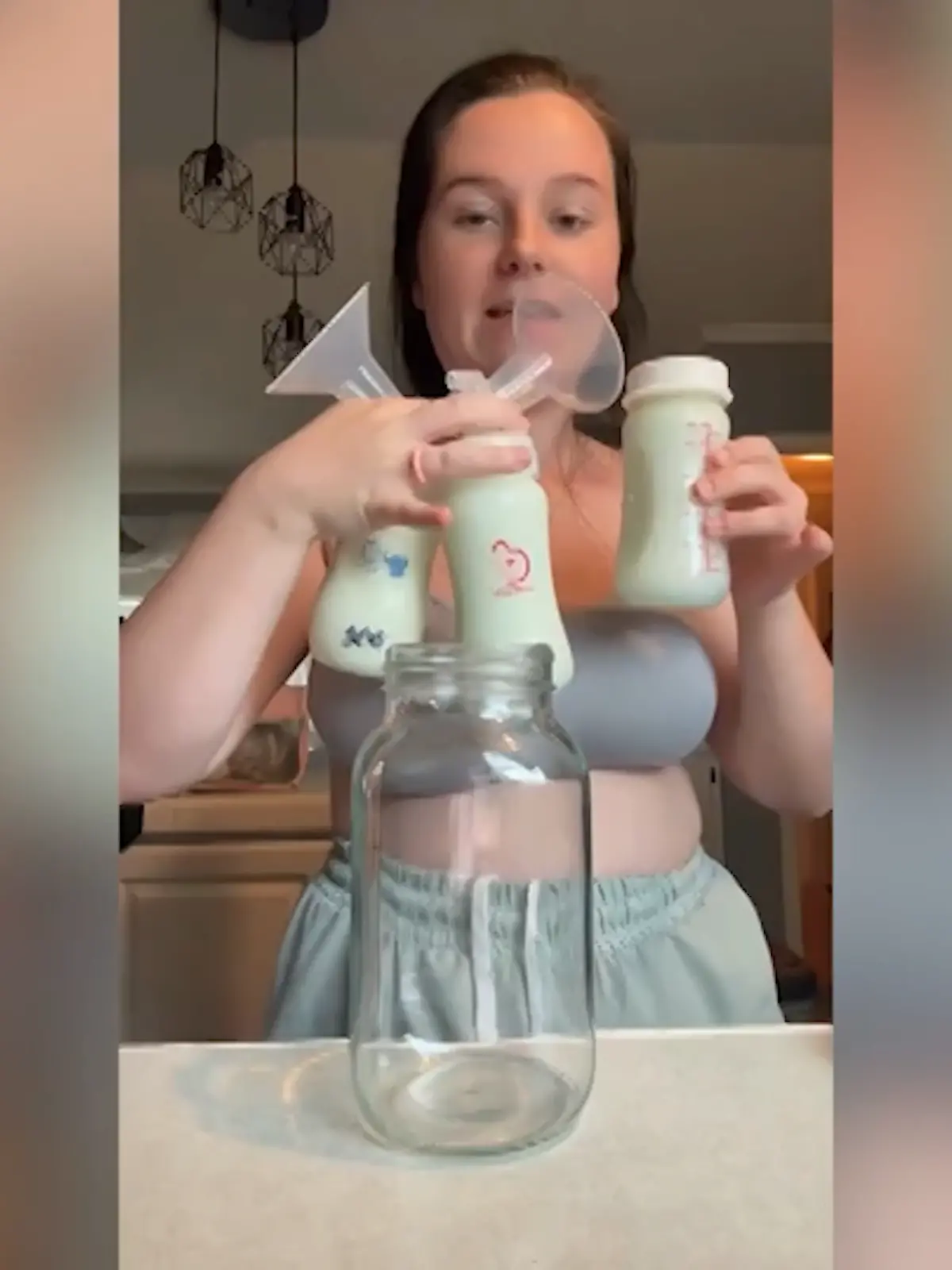 Sie hat ein Überangebot an ihrer Muttermilch. 