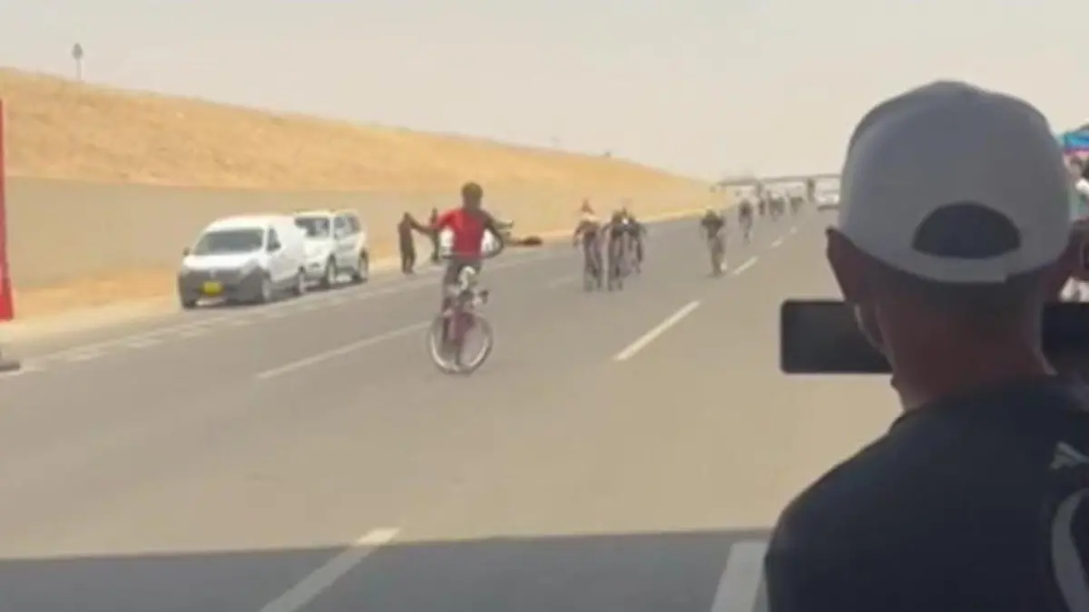 Übermut tut selten gut! Radsportler jubelt und verschenkt den Sieg Peinlicher Sturz