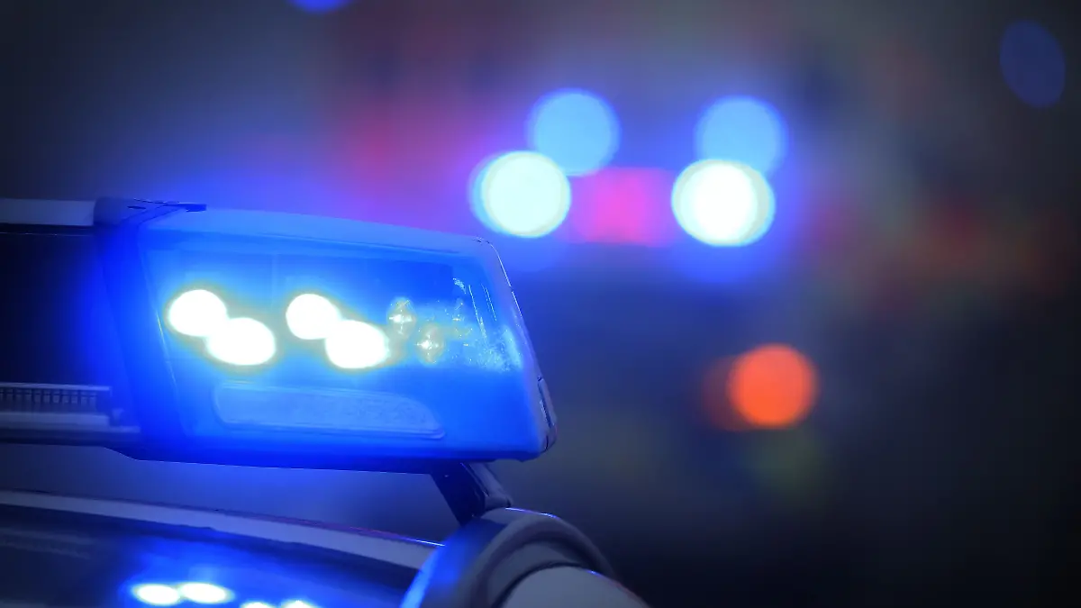 epi_227600627_DPA BF_np5otwh67w-v1-ax-ms6144_Ein Polizeiauto mit (1).jpg