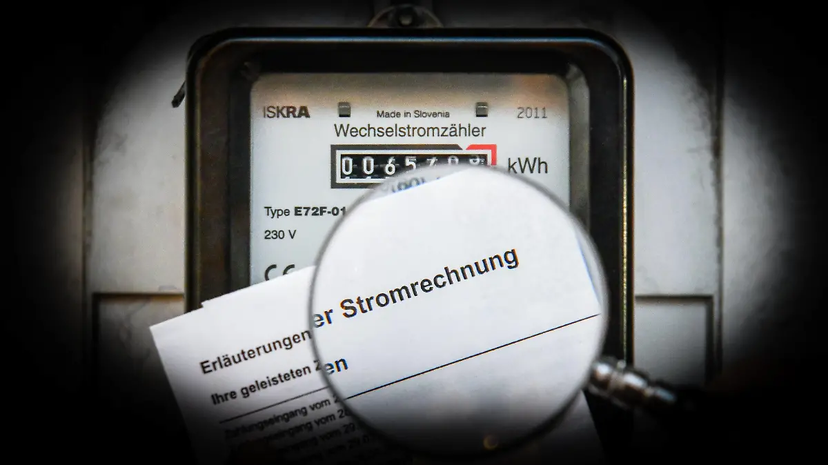  Symbolfoto, Stromrechnung, Stromzähler, Stromverbrauch, Stromkosten *** Symbol photo Electricity bill Electricity meter Electricity consumption Electricity costs