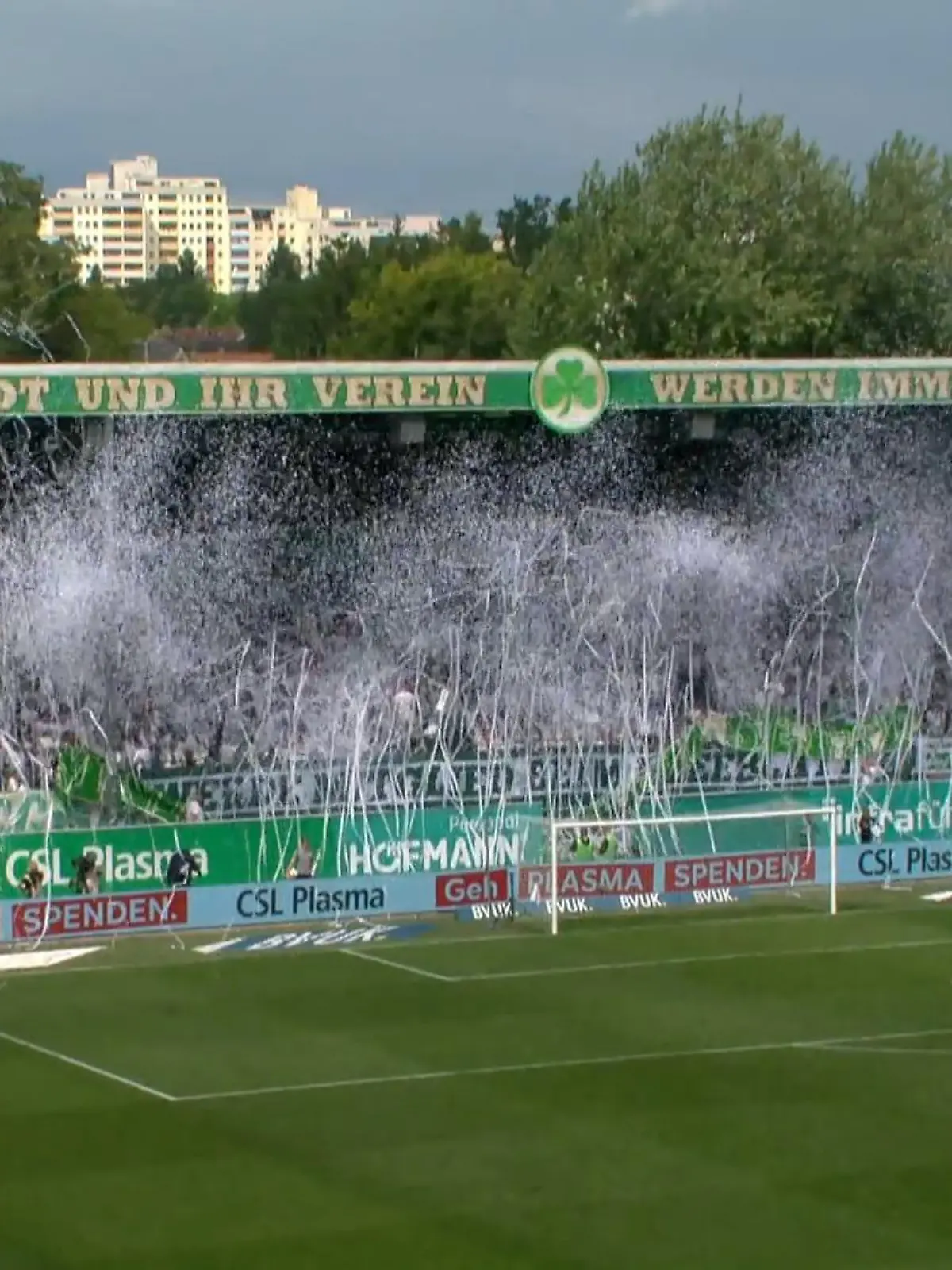 Bild zu: "Fußball-Fans liefern Hammerchoreos zum Start der Zweiten Bundesliga"