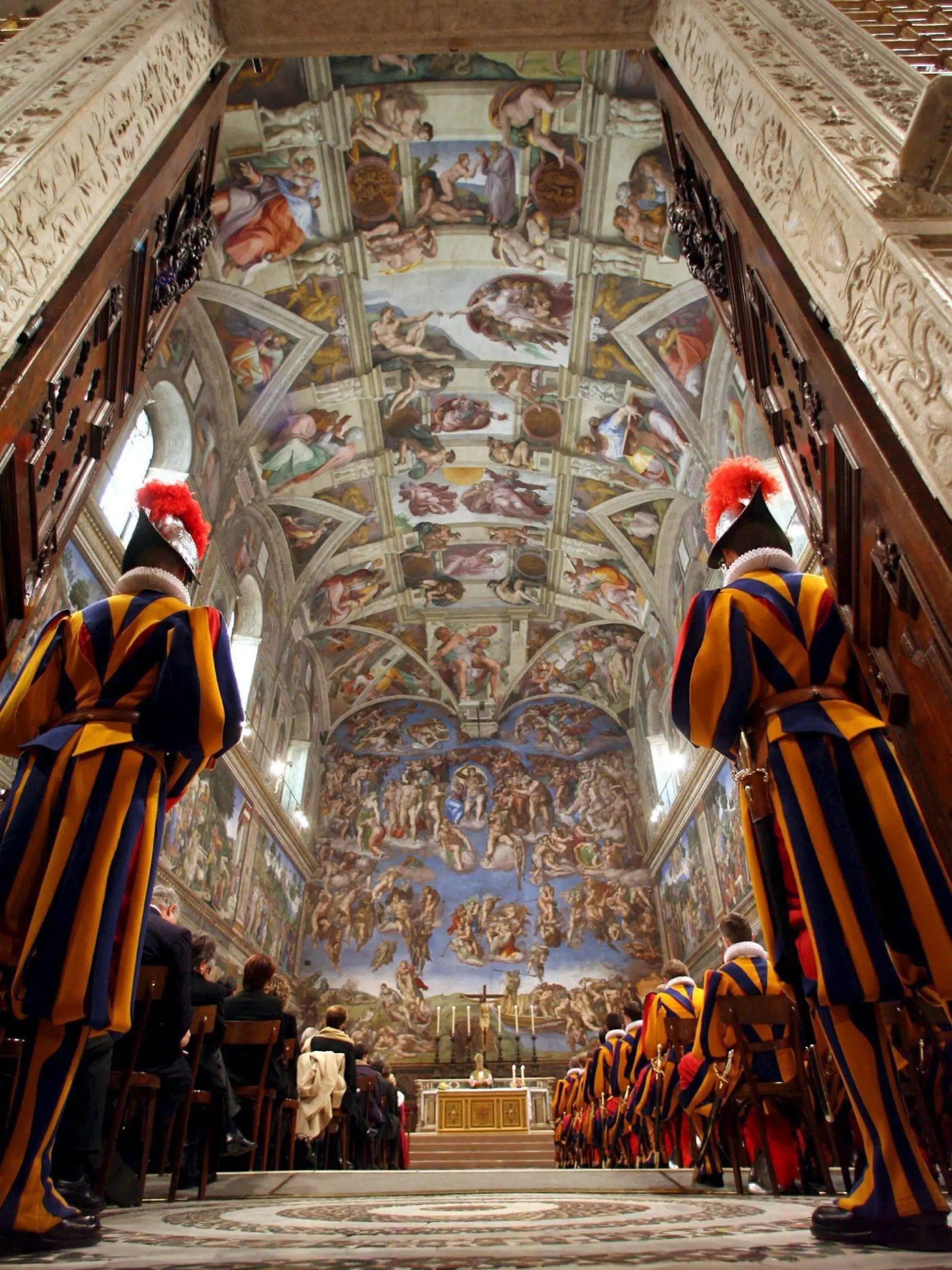 Die Päpstliche Schweizergarde steht am 22.01.2006 in der Sixtinischen Kapelle im Vatikan vor dem Deckengemälde Michelangelos. 