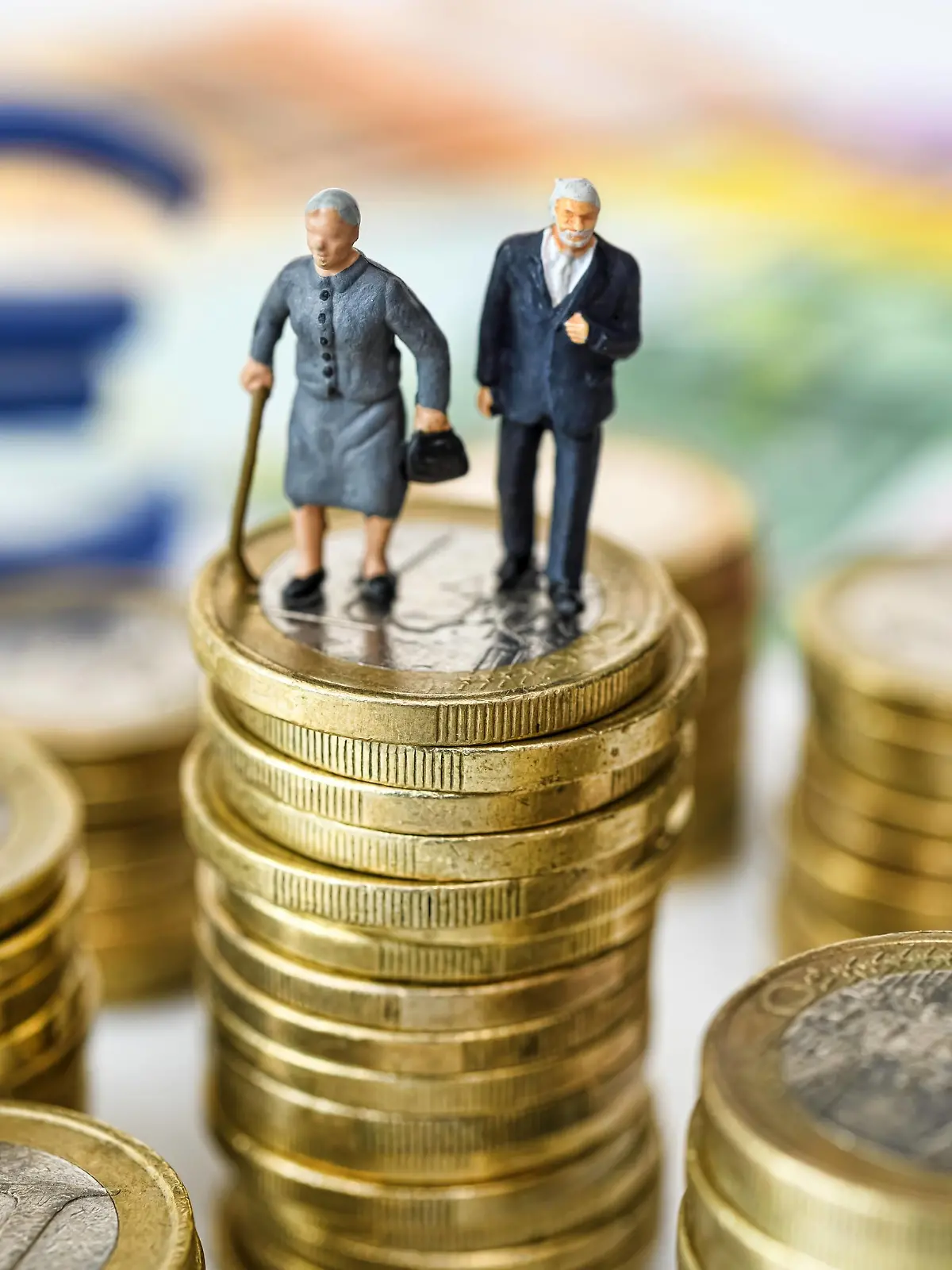  Seniorenpaar auf Geldmünzen, Symbolfoto Rente *** Senior couple on money coins Symbolfoto pension