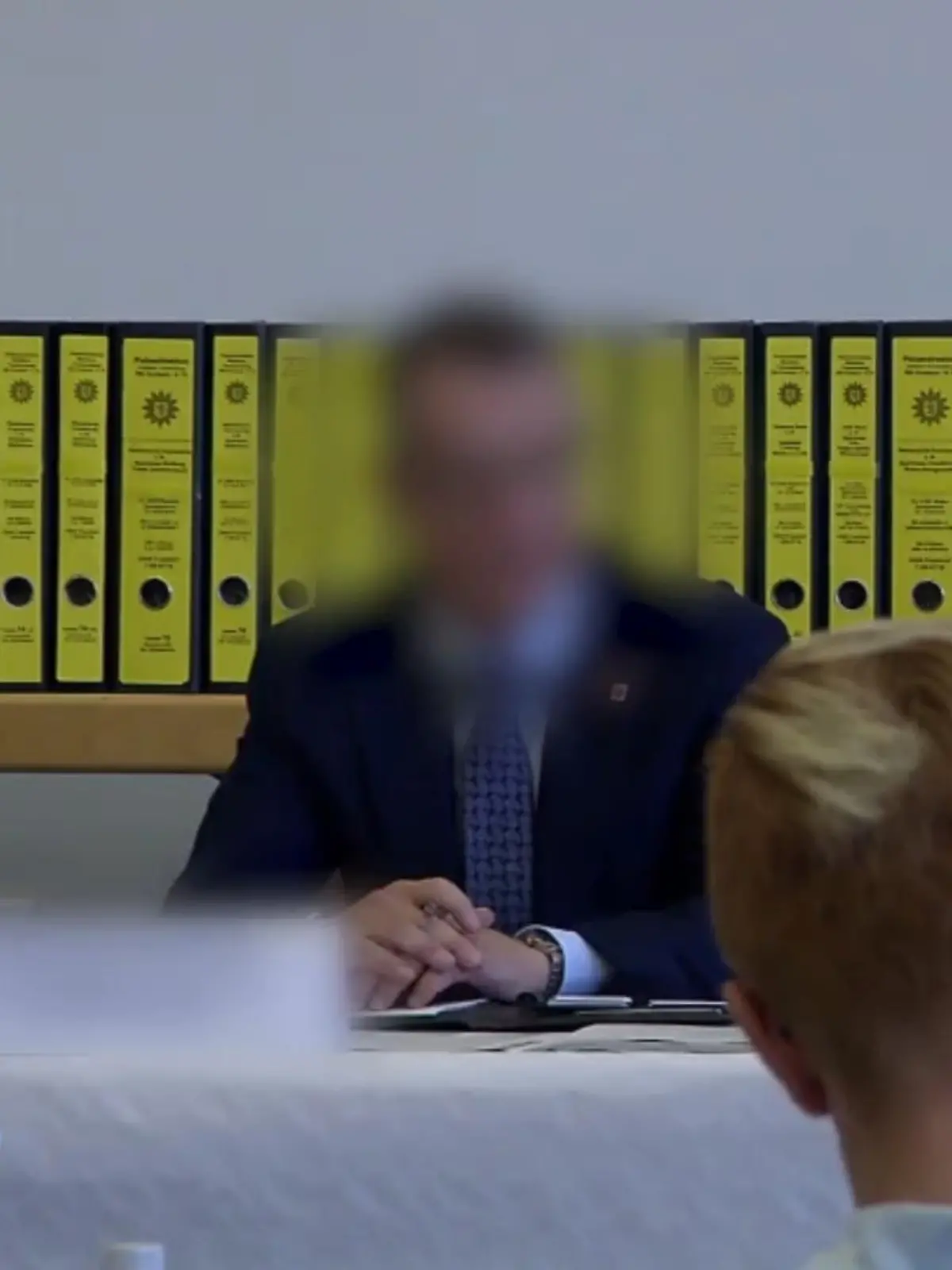 Das grenzt ja fast an einen Hollywood-Streifen! Untreue und Bestechlichkeit: Einst war Alexander B. ein angesehener Oberstaatsanwalt und setzte sich gegen Korruption ein, nun sitzt er selbst auf der Anklagebank. Mehr dazu gibt es im Video.