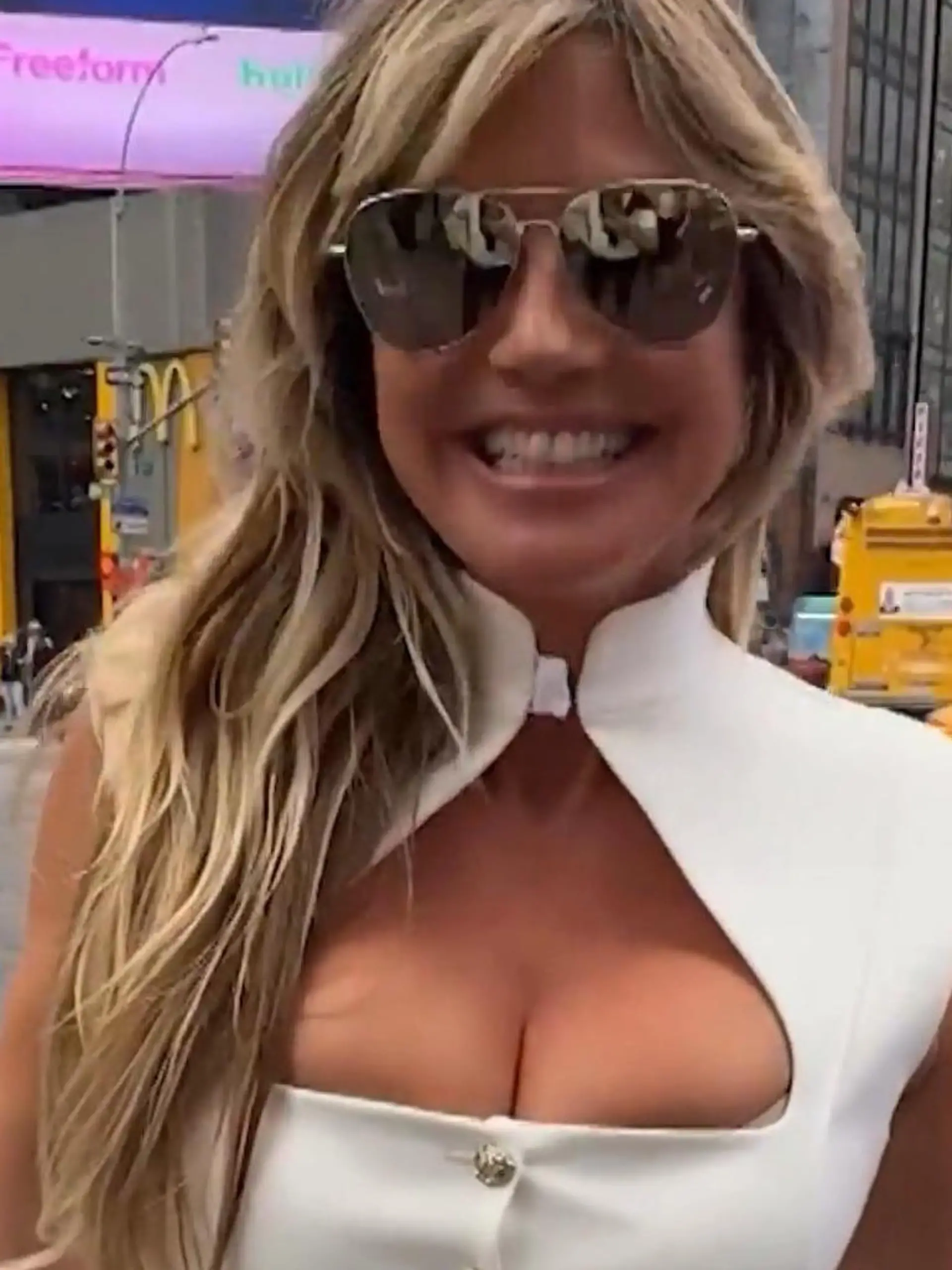 Bild zu: "Mit XXL-Ausschnitt! So sexy wirbt Heidi Klum für neue Model-Staffel"