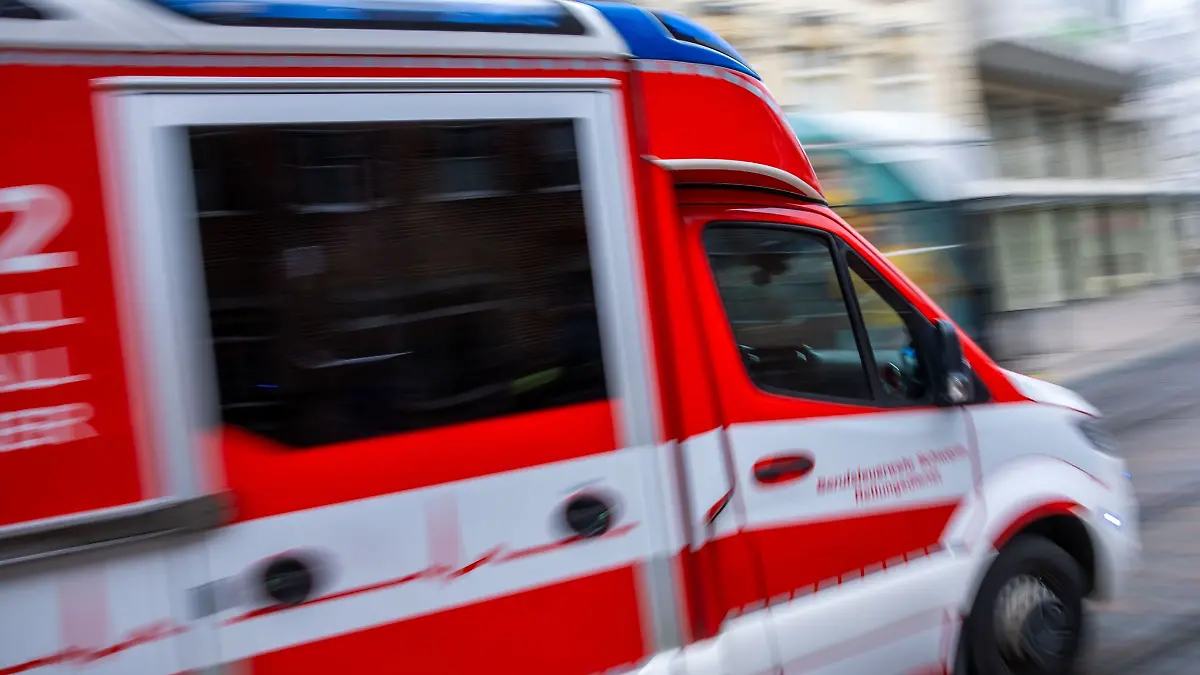 Rettungskräfte brachten den schwer verletzten Mann in ein Krankenhaus. (Symbolbild)