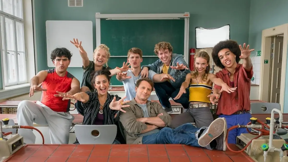 V.l.: Mohamad Gheshe (Rolle: Mo), Kya-Celina Barucki (Rolle: Tilda), Acelya Sezer (Rolle: Eileen), Luke Matt Röntgen (Rolle: Max Mazur), Hendrik Duryn (Rolle: Stefan Vollmer), Linus Moog (Rolle: Ronny), Katharina Hirschberg (Rolle: Fee), Leon Ndiaye (Rolle: Noah) 