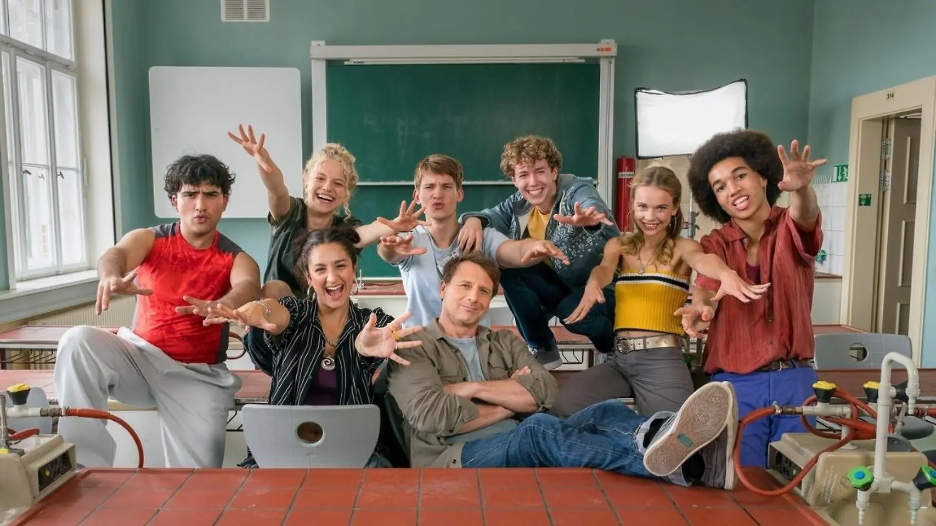 V.l.: Mohamad Gheshe (Rolle: Mo), Kya-Celina Barucki (Rolle: Tilda), Acelya Sezer (Rolle: Eileen), Luke Matt Röntgen (Rolle: Max Mazur), Hendrik Duryn (Rolle: Stefan Vollmer), Linus Moog (Rolle: Ronny), Katharina Hirschberg (Rolle: Fee), Leon Ndiaye (Rolle: Noah)