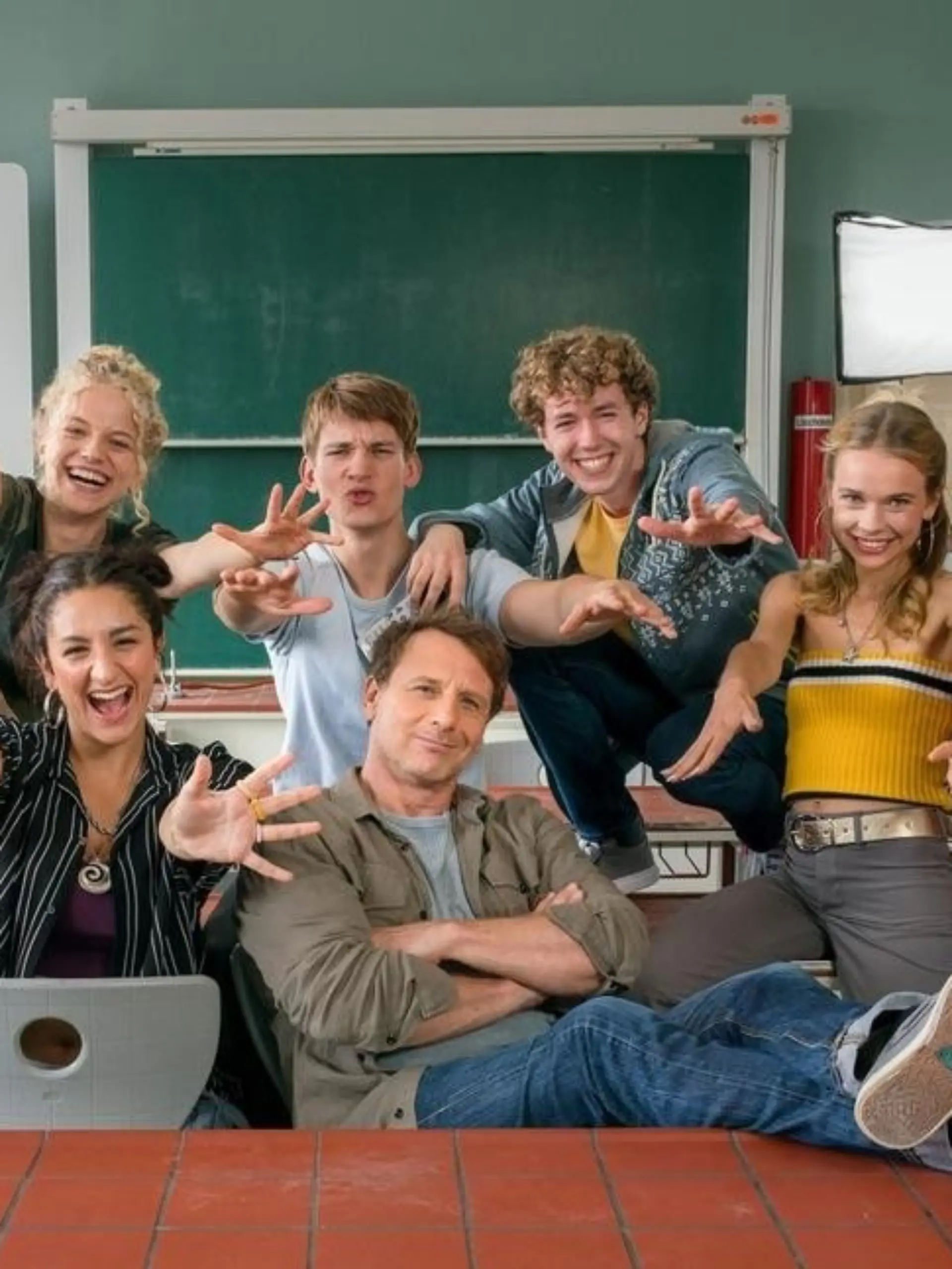 V.l.: Mohamad Gheshe (Rolle: Mo), Kya-Celina Barucki (Rolle: Tilda), Acelya Sezer (Rolle: Eileen), Luke Matt Röntgen (Rolle: Max Mazur), Hendrik Duryn (Rolle: Stefan Vollmer), Linus Moog (Rolle: Ronny), Katharina Hirschberg (Rolle: Fee), Leon Ndiaye (Rolle: Noah)