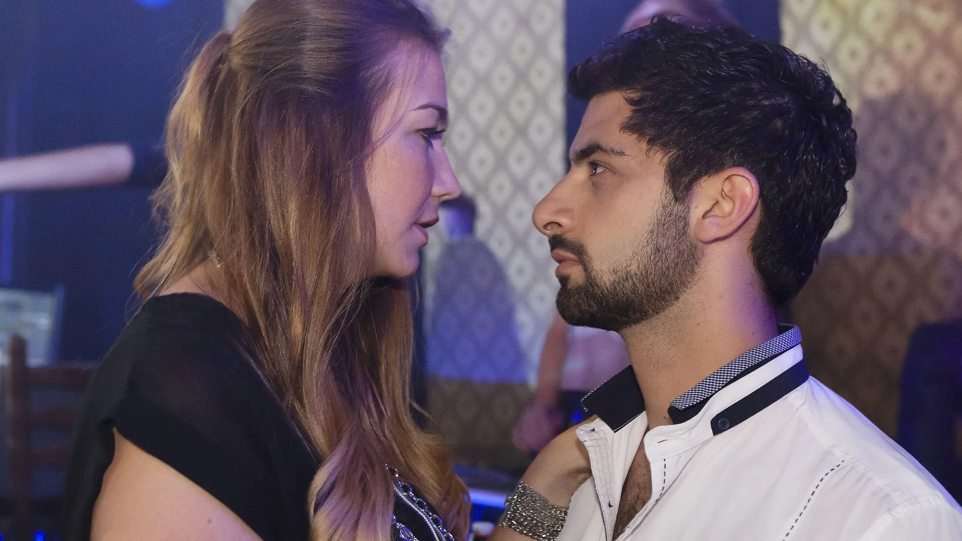 Can (Volkan Isbert) ahnt nicht, dass er Katja (Anna-Katharina Samsel) seine Liebe gestanden hat, doch Katja weiß nun, dass er sie liebt, da er ihr betrunken eine Liebeserklärung gemacht hat.