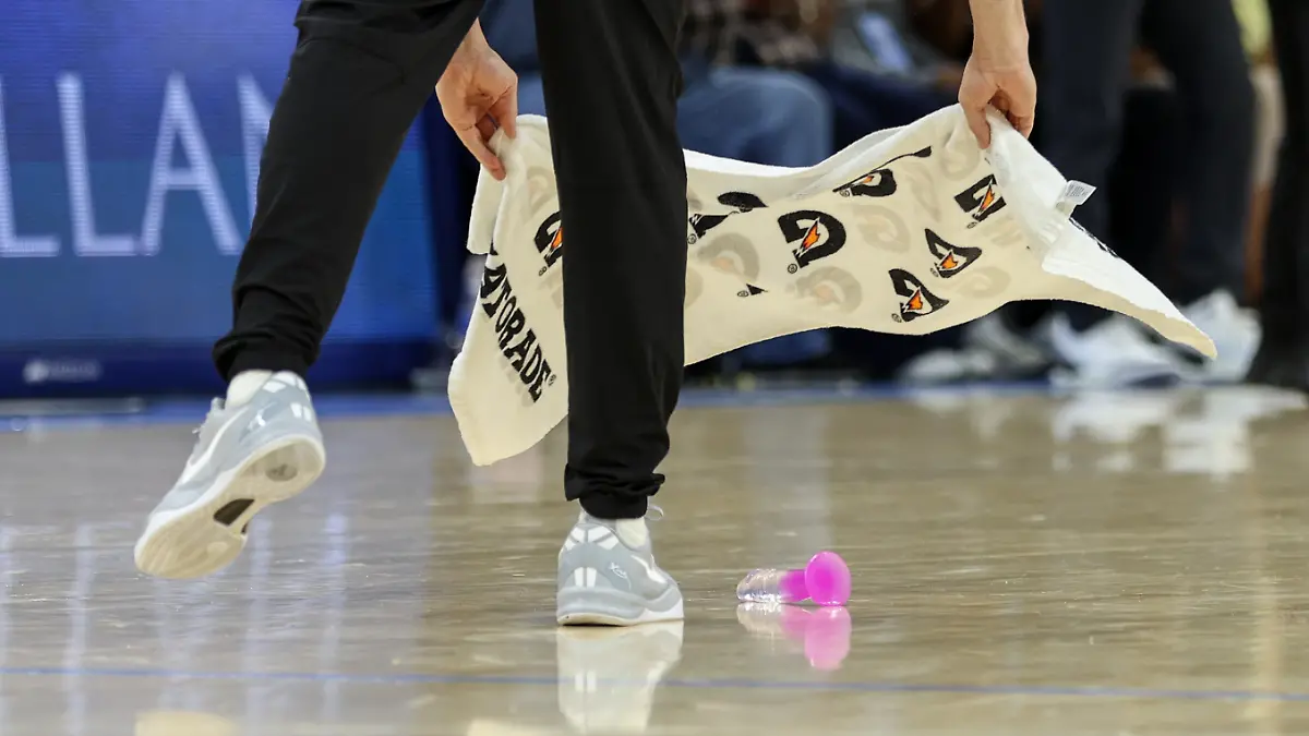 Vier Mal innerhalb kurzer Zeit werden während einer Basketball-Partie Dildos auf das Spielfeld geworfen.