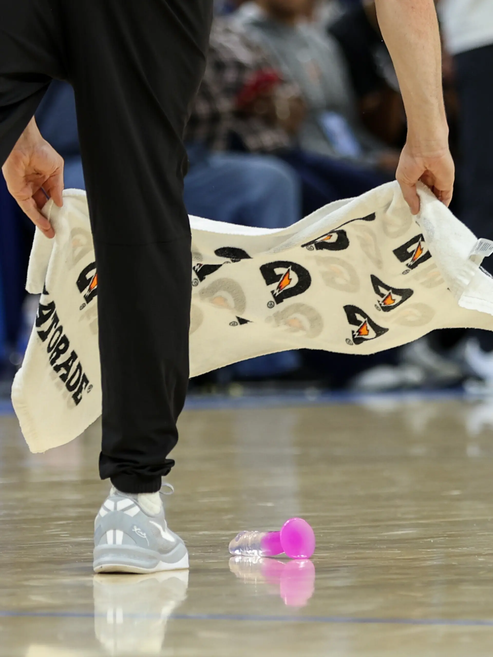 Vier Mal innerhalb kurzer Zeit werden während einer Basketball-Partie Dildos auf das Spielfeld geworfen.