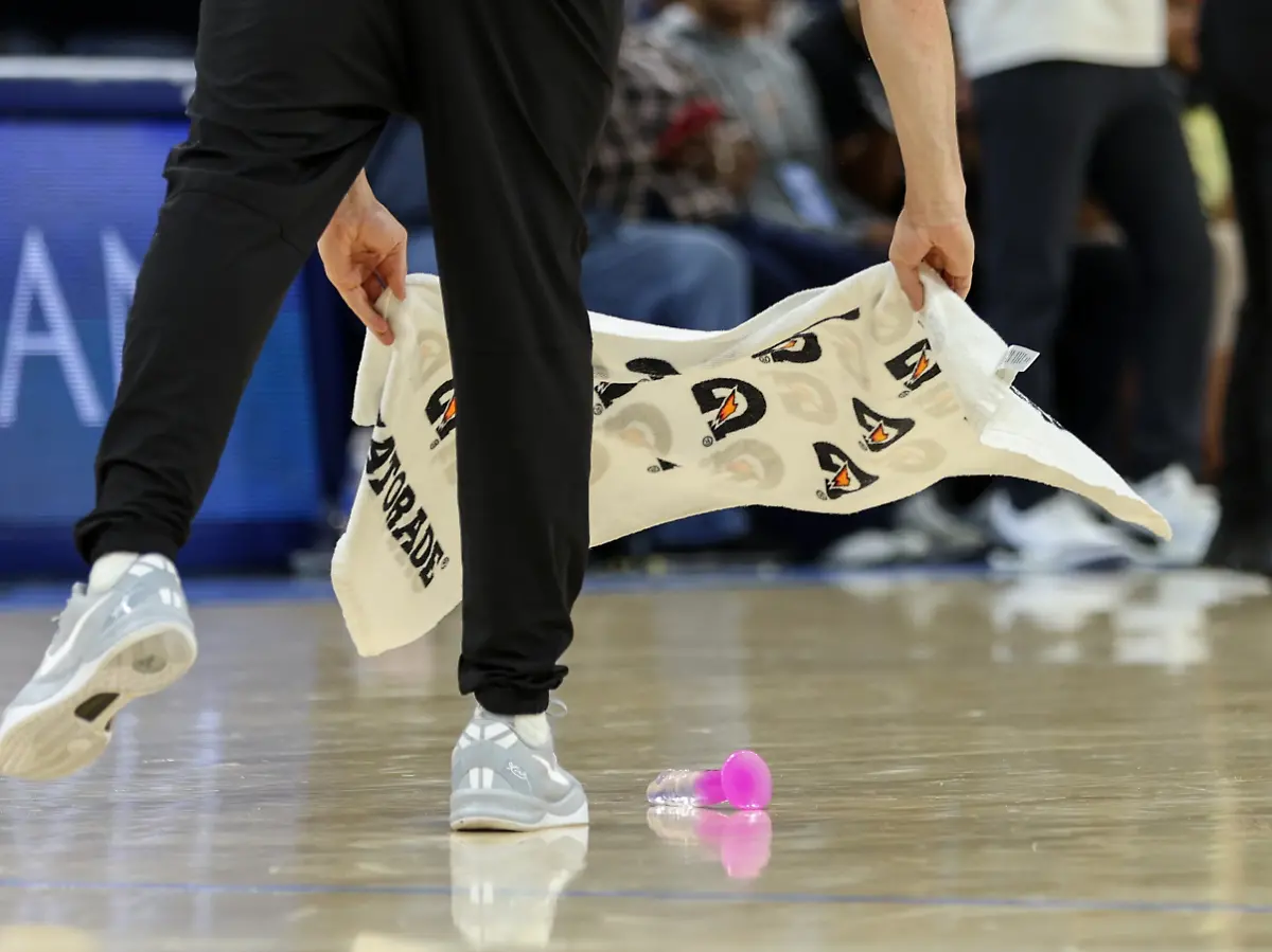 Basketball:Festnahmen nach Dildo-Attacke! Diese Gruppe soll dahinter stecken